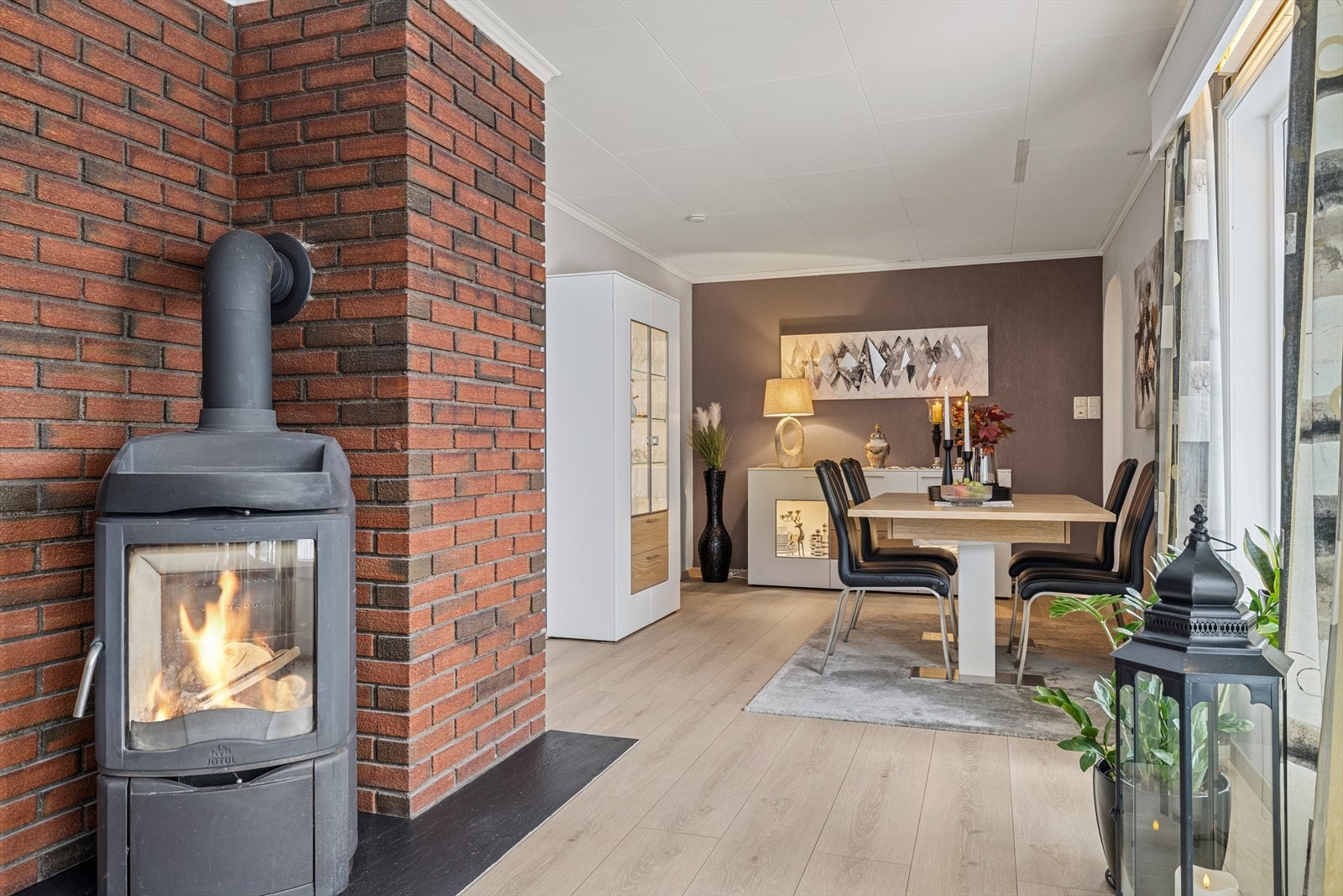 Spisestue - Familiens samlingspunkt, her nytes gode måltider. Utgang til terrasse. Galleribilde