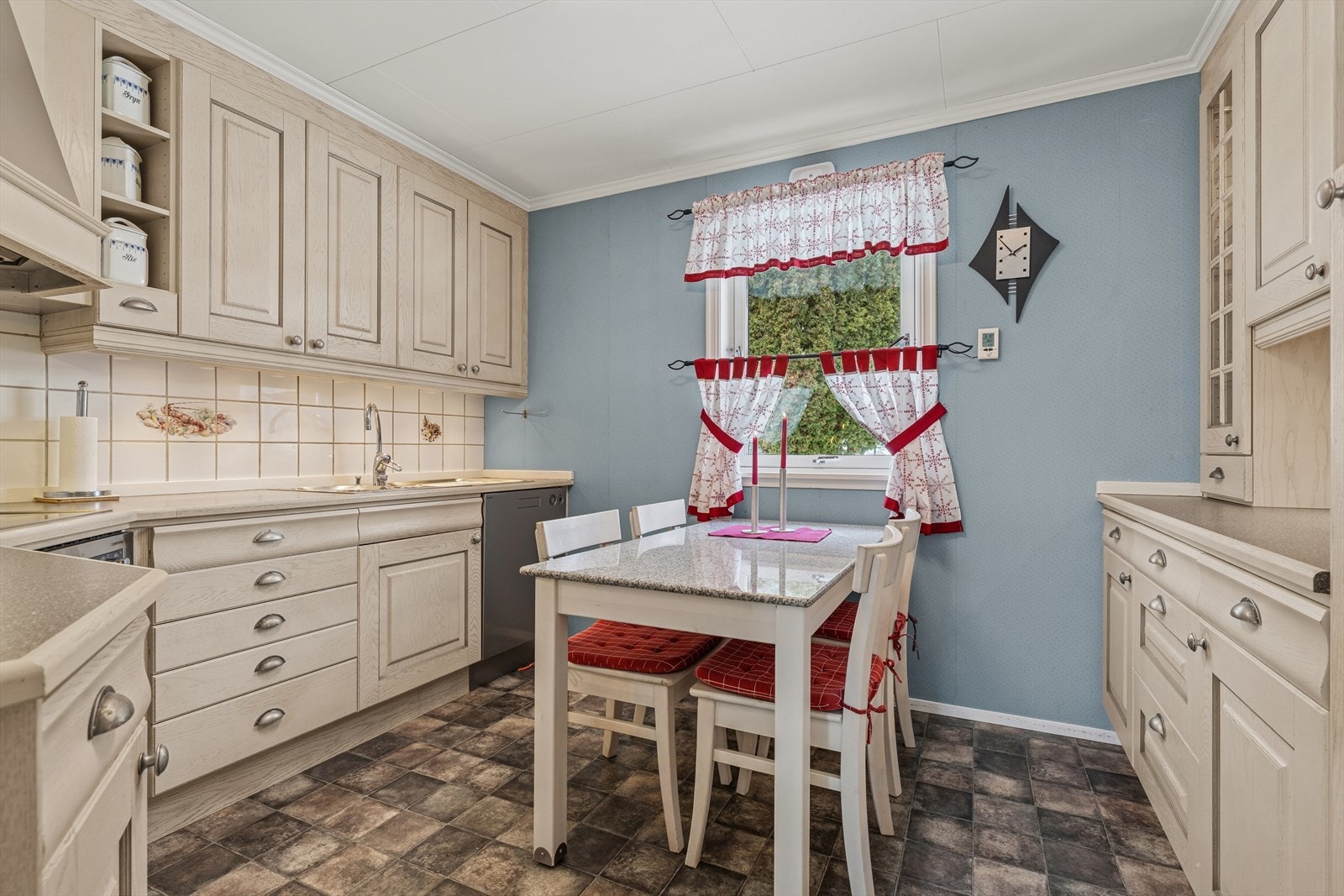 Oppvaskmaskin fra 2019 og kjøleskap fra 2024. Mekanisk avtrekkshette er montert til innredningen og etablert over platetopp. Avtrekk ført ut i friluft. Godt utbygget med skap- og benkeplass. Galleribilde