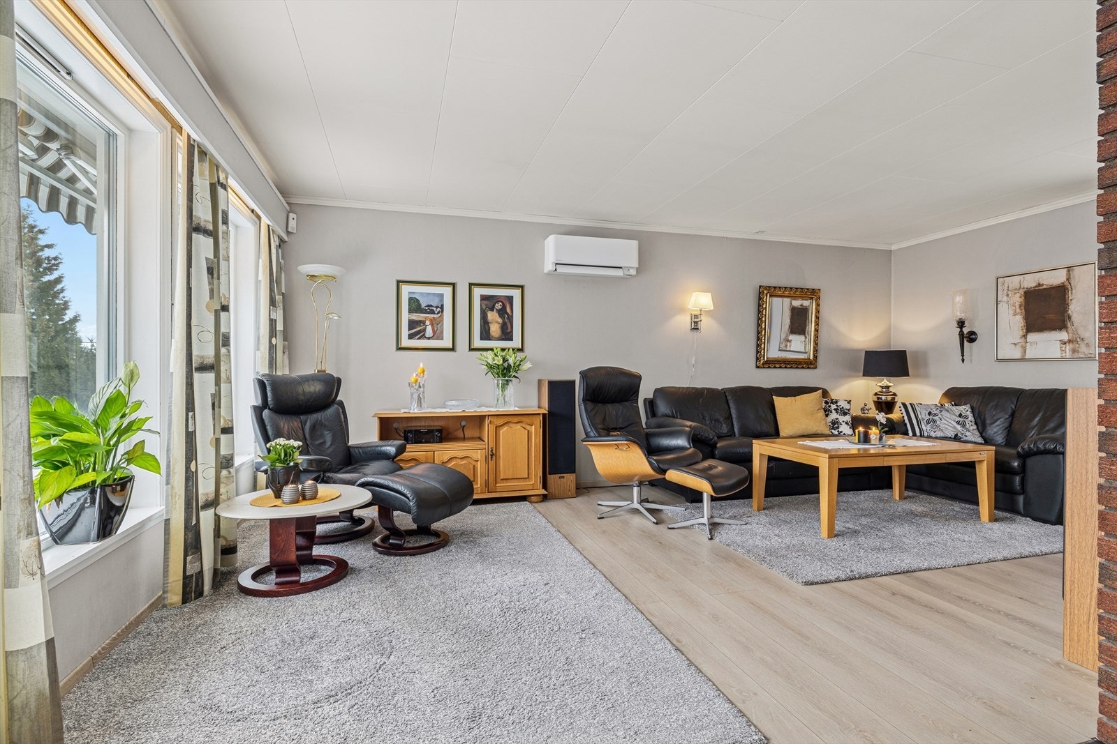 Lys og romslig stue med gode innredningsmuligheter til sofagruppe og tv-møblement. Varmepumpe fra 2023. Galleribilde