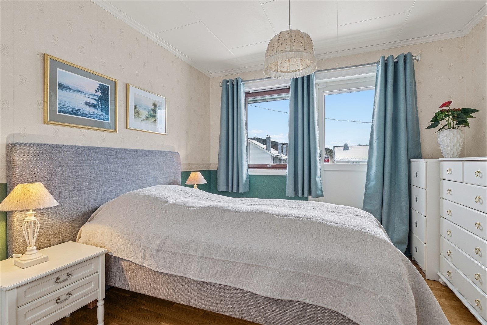 Boligen har 3 soverom av god størrelse. Screens og garderobe. Galleribilde