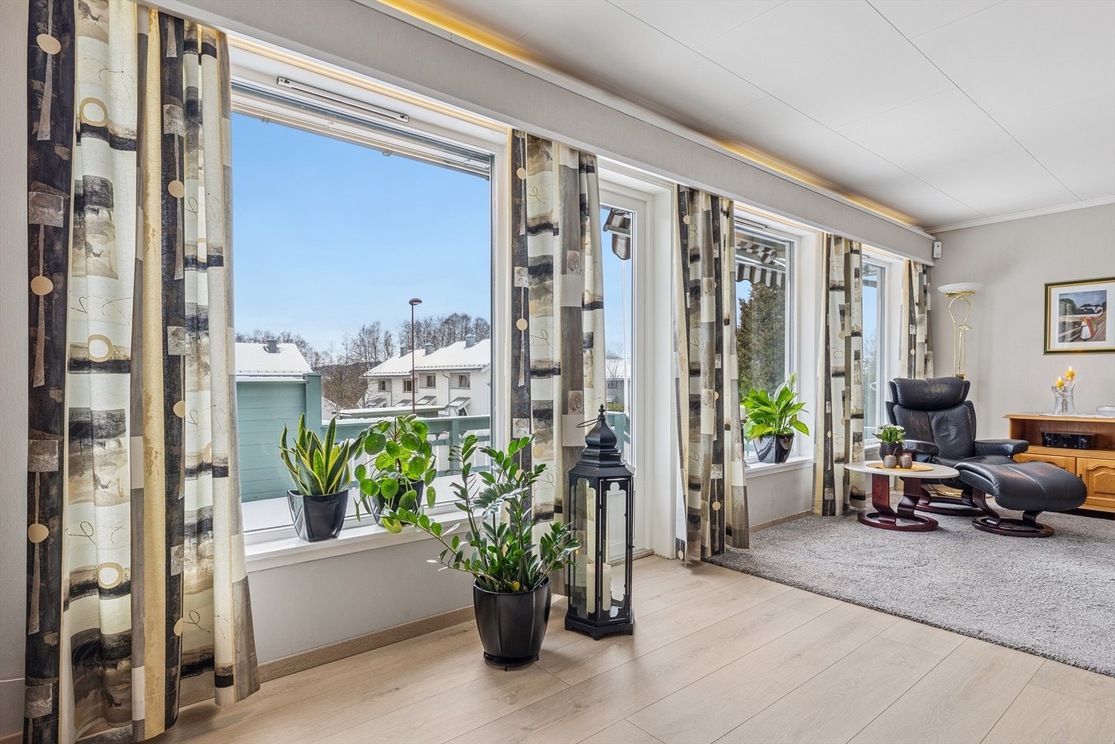 Store vindusflater som lar dagslyset flyte fritt. Galleribilde