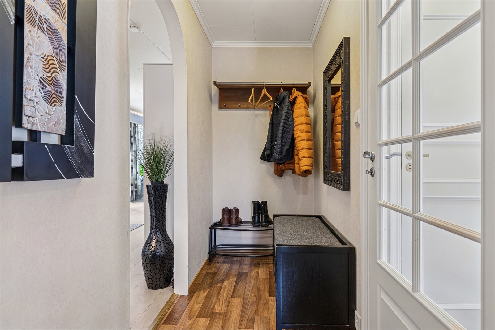 Trivelig vindfang og luftig gang, god plass til å henge fra seg ytterklær. Galleribilde