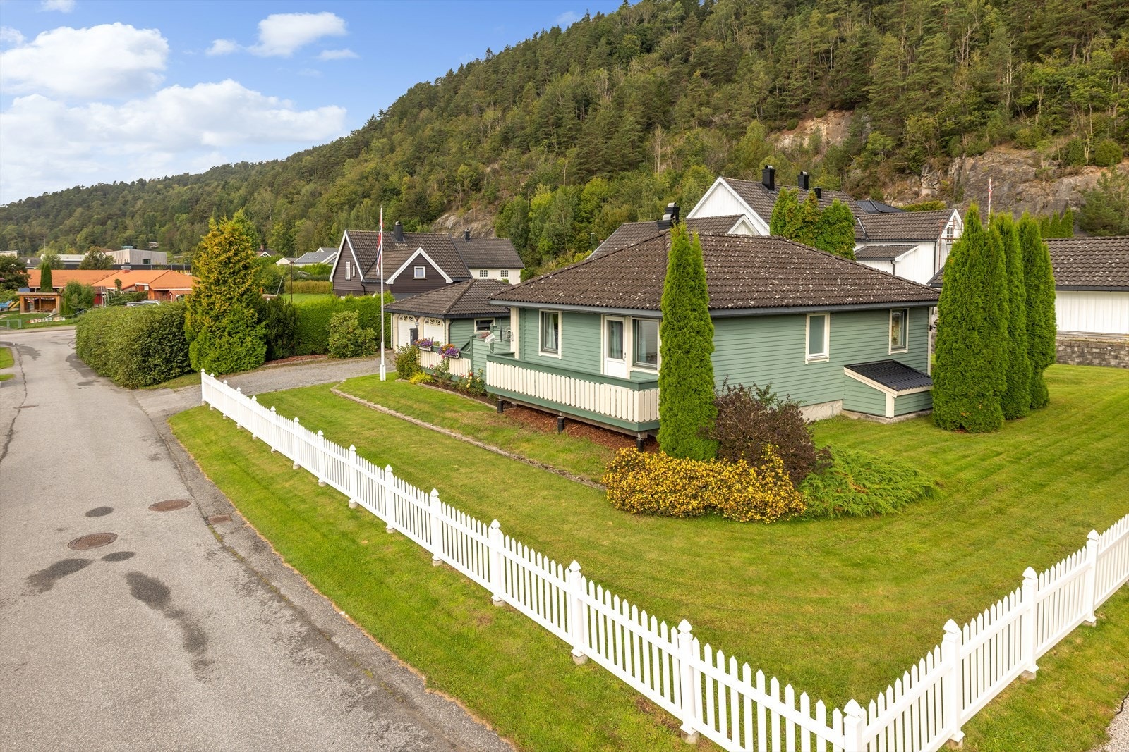 Solrik hage, boltreplass for både store og små. Her finner man hyggelige uteplasser hvor en kan sitte lunt, usjenert og nyte flotte dager. Flaggstang. Galleribilde