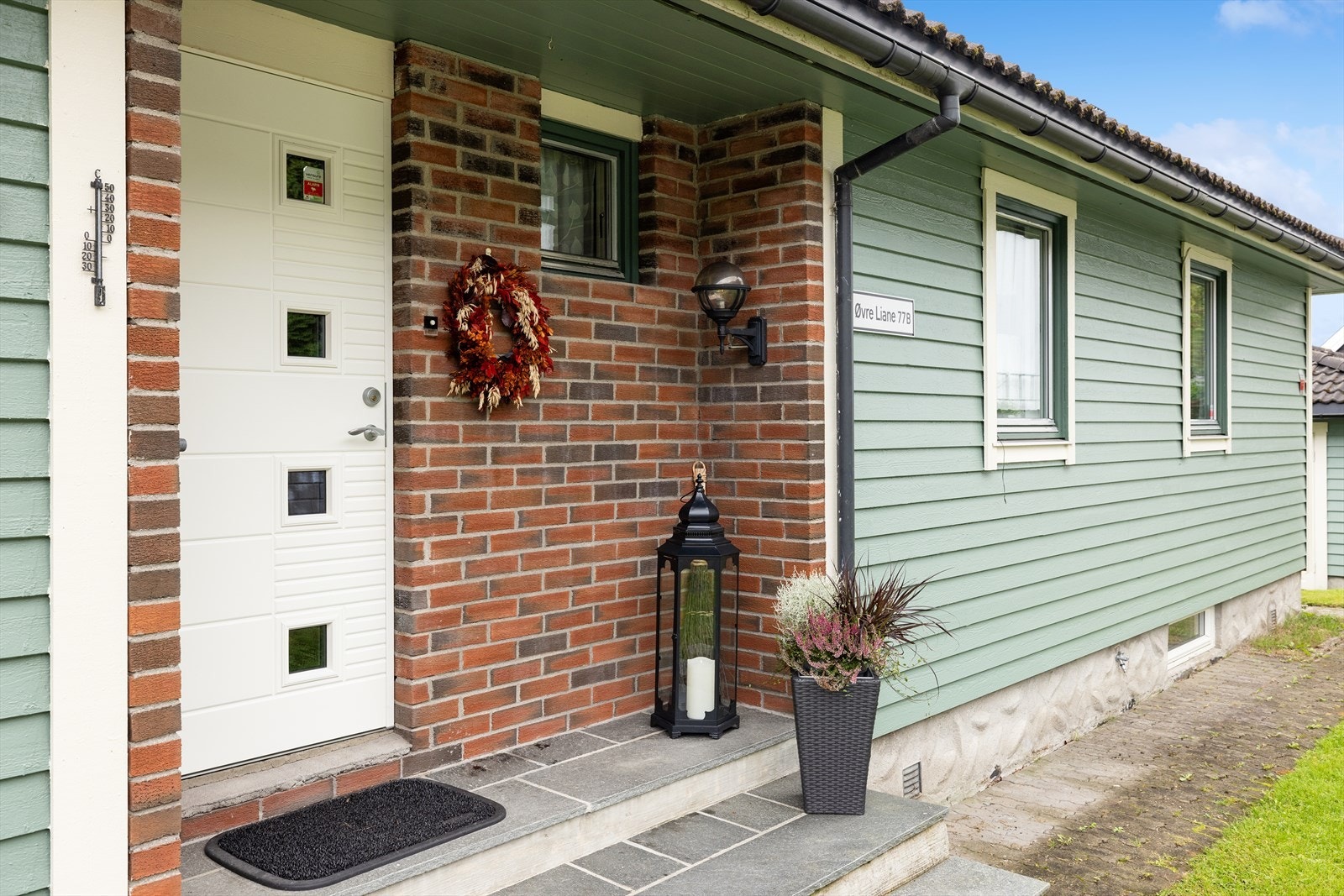 Pent og velstelt inngangsparti med skifer og varmekabel i trapp! Galleribilde