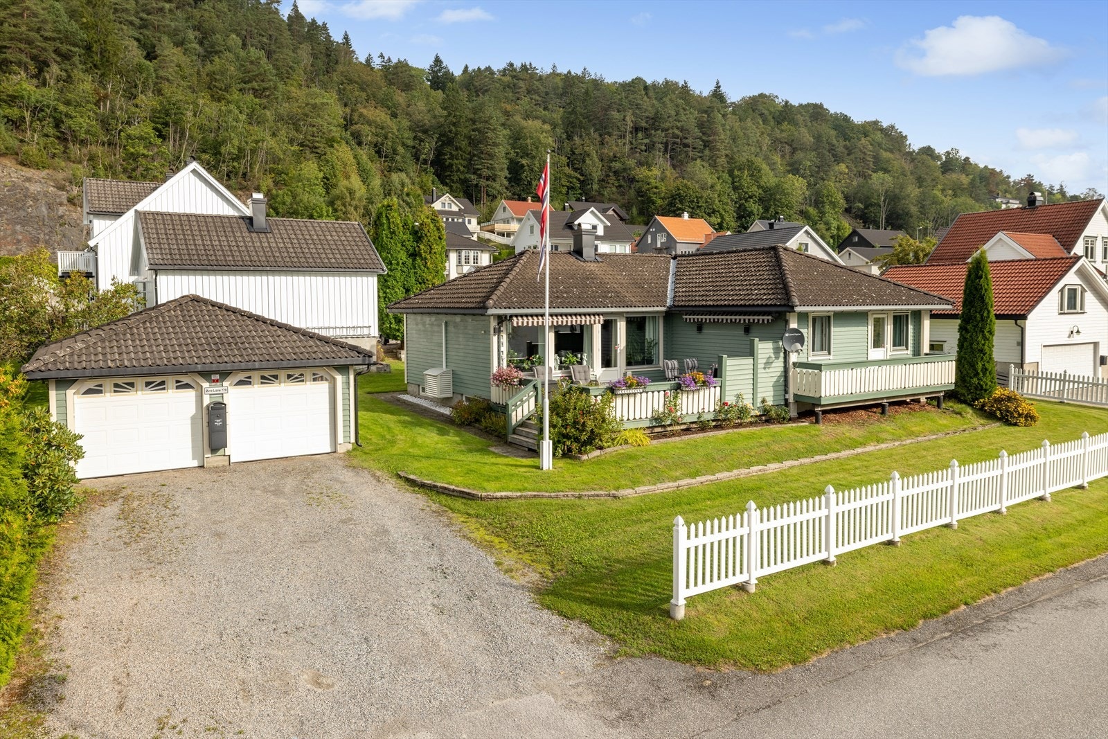 I denne boligen får du en fantastisk og svært praktisk planløsning hvor hverdagen flyter sømløst. Her finner du alt du trenger i det daglige på hovedplanet - Perfekt både for barnefamilien, par og deg som ønsker å bo komfortabelt. Galleribilde