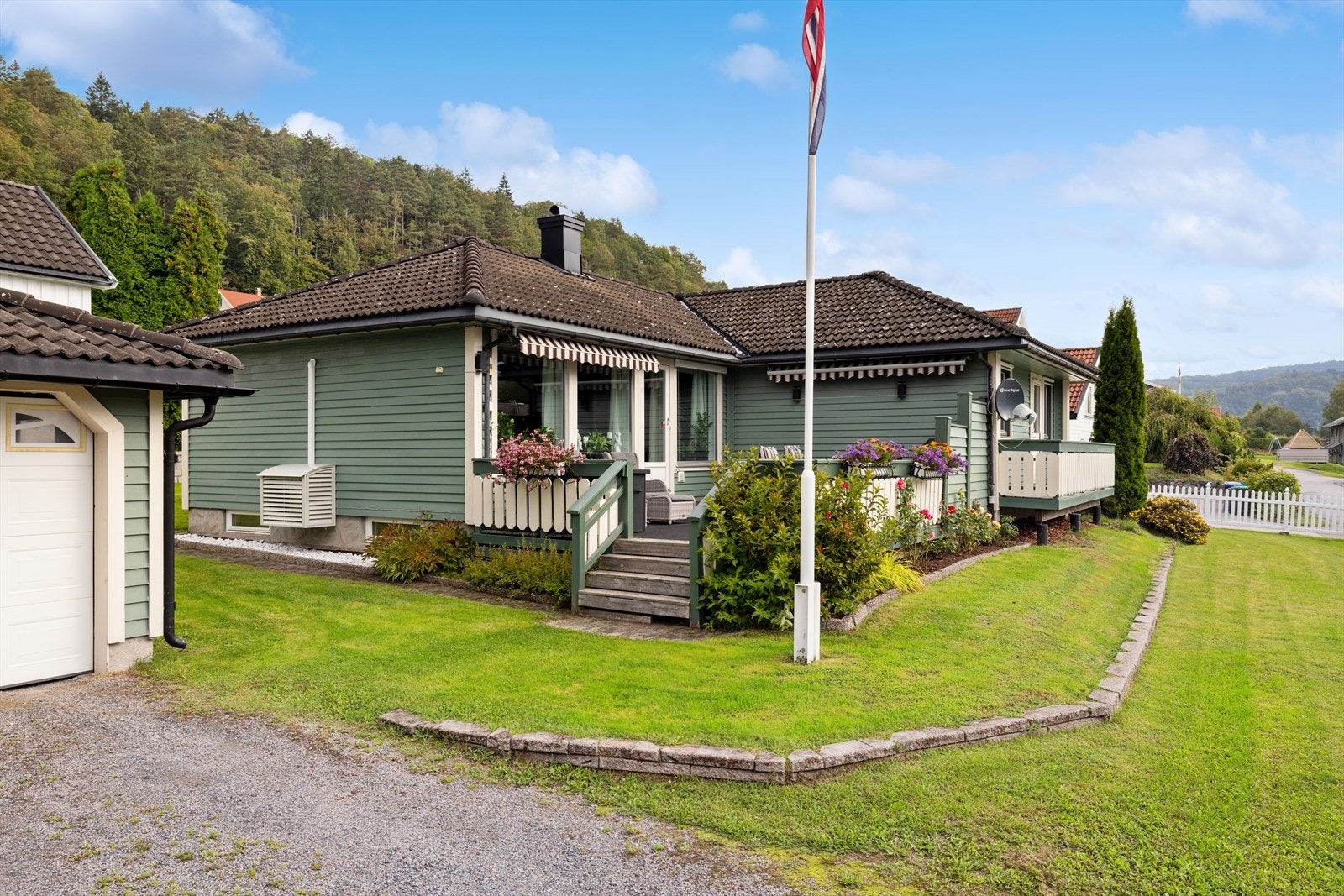 Tomten er åpen og lys. Pent opparbeidet og beplantet. Galleribilde