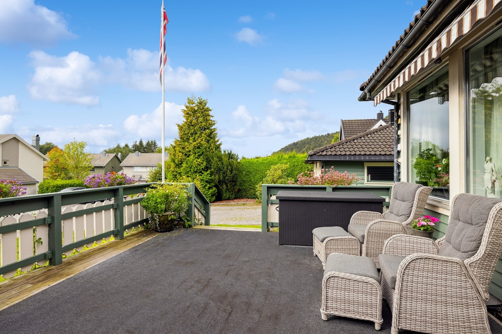 Utgang til solrik terrasse med 2 elektriske markiser - Her er det veldig god plass til utemøbler og grillutstyr. Trapp ned til hage. Galleribilde