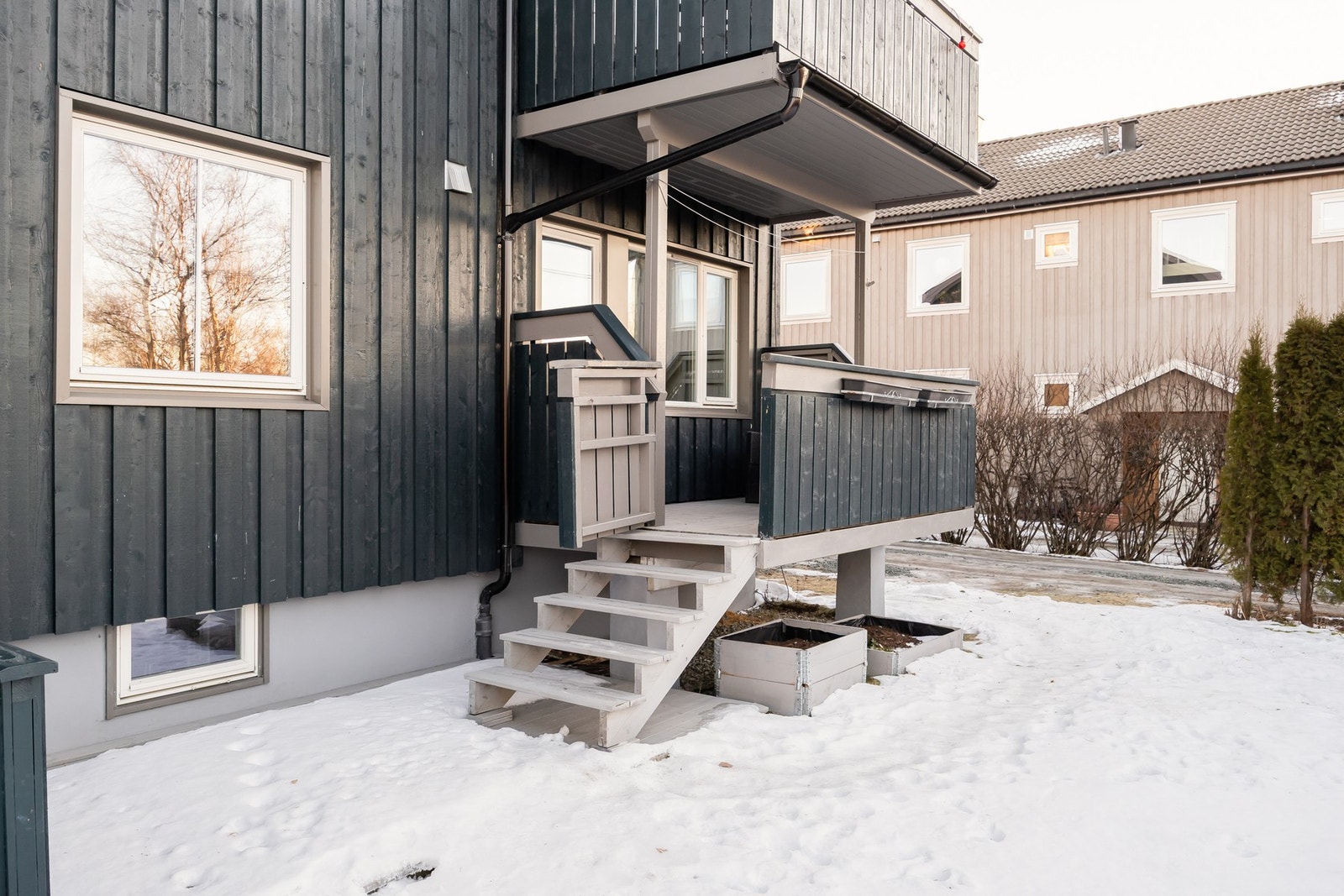 Direkte tilgang fra balkong til hage og felles uteareal med svært god boltreplass. Galleribilde