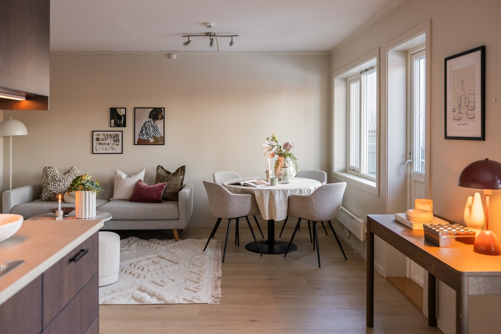 Kjøkkenet er i en egen avdeling ved spisestua og utgangen til terrassen. Galleribilde