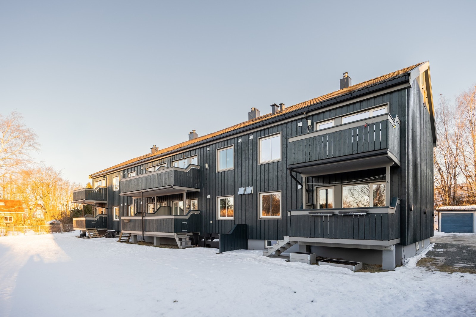 Thomas Hirsch gate er en rolig og lite trafikkert blindgate i et sentralt strøk med knappe 15 min gange til Solsiden. Galleribilde