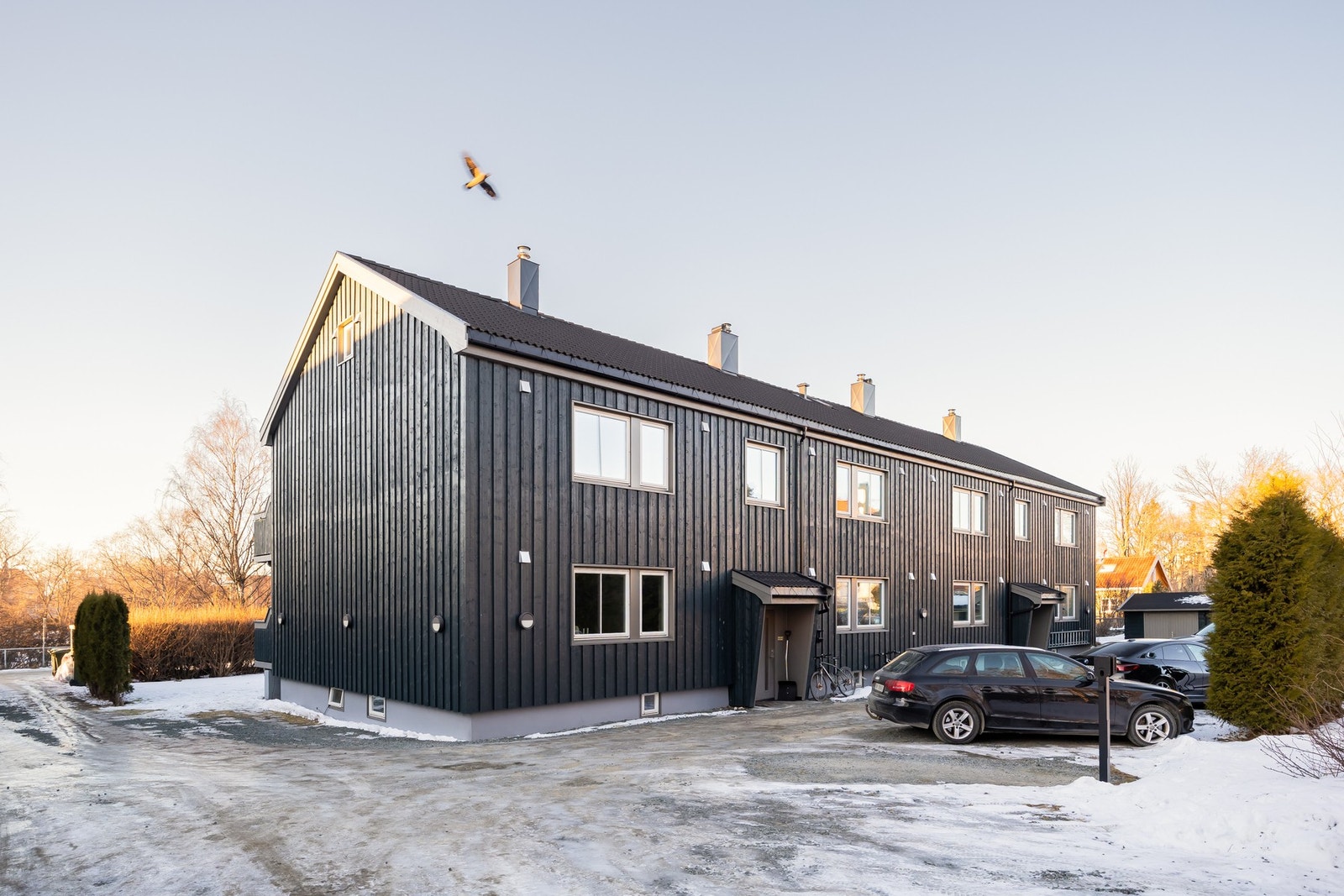 Bygget består av 8 leiligheter med parkering i bakgården, tilgang på hage med egne hageparseller, samt tre garasjer som leies ut av selskapet til beboerne. Galleribilde