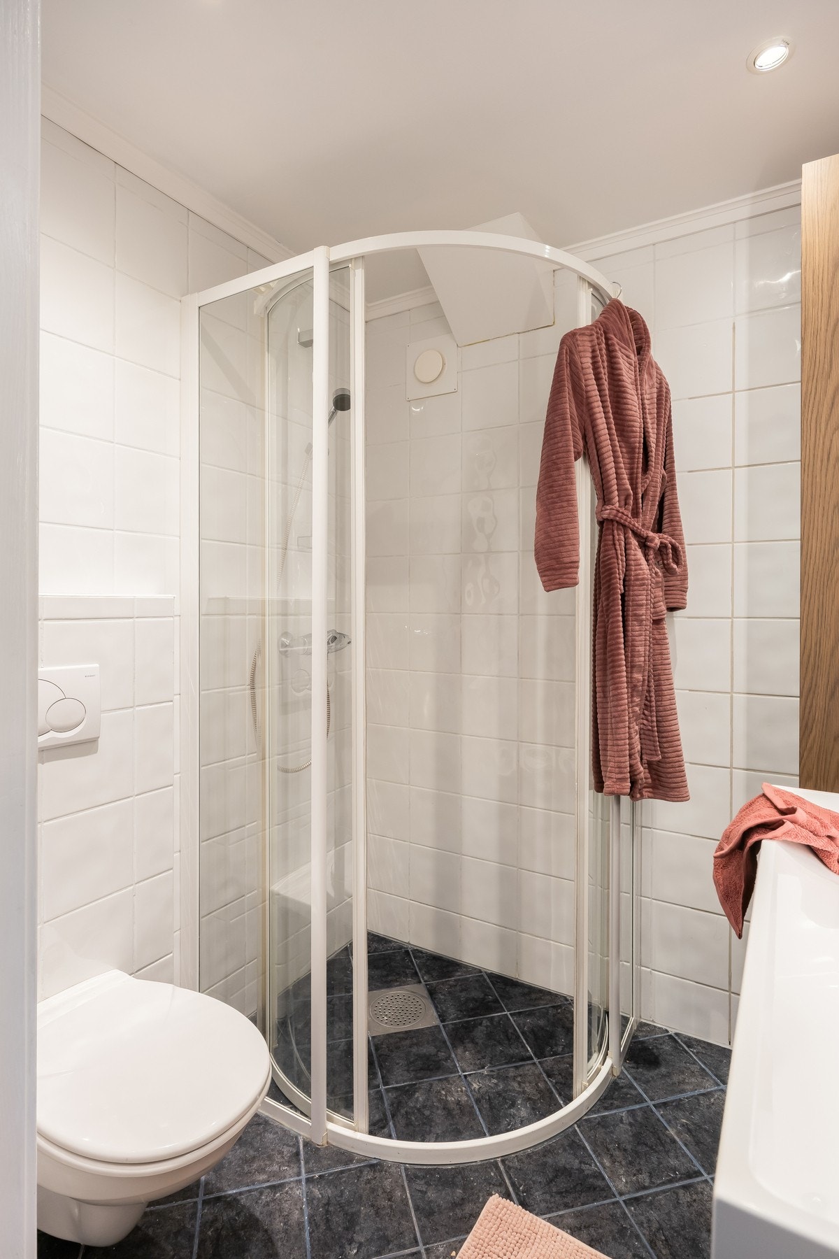 Dusjhjørne gir god utnyttelse av plassen. Galleribilde