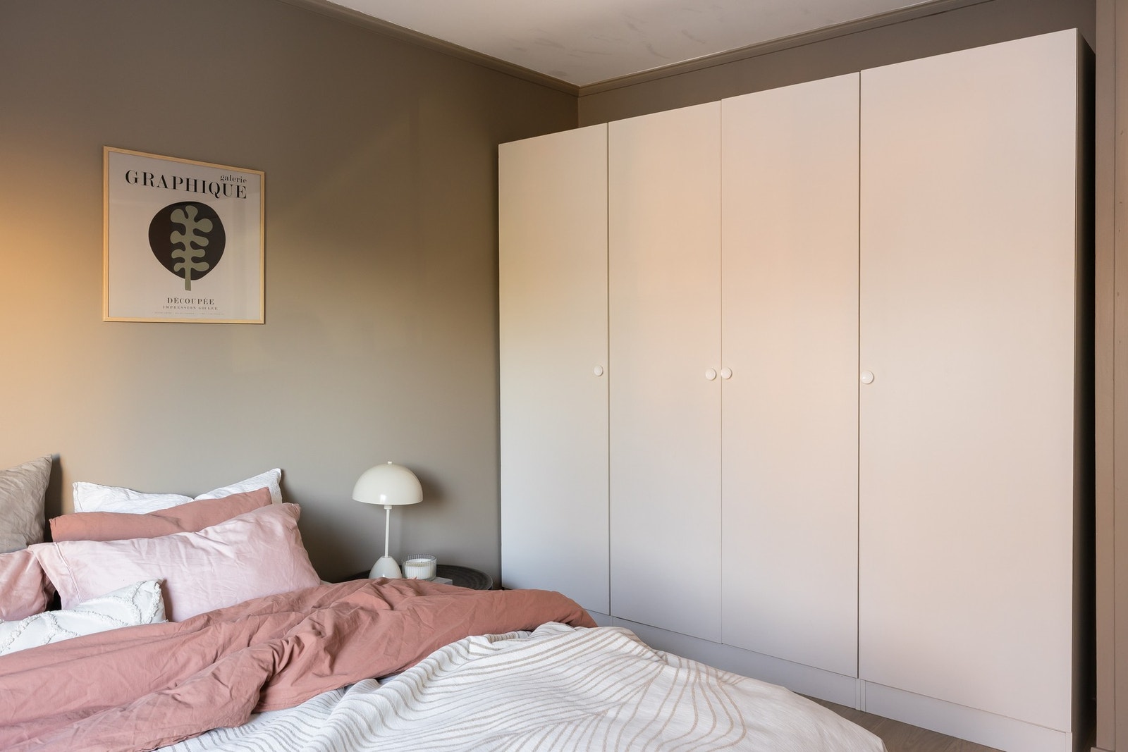 God plass for lagringsrik og praktisk plassert garderobe, garderobeskap medfølger handelen. Galleribilde