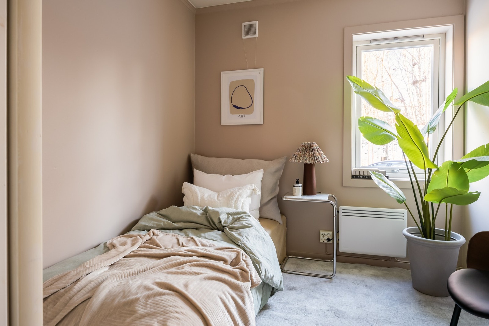 Soverom 2 utgjør ca. 6 kvm, og vender også inn mot den rolige bakgården. Galleribilde