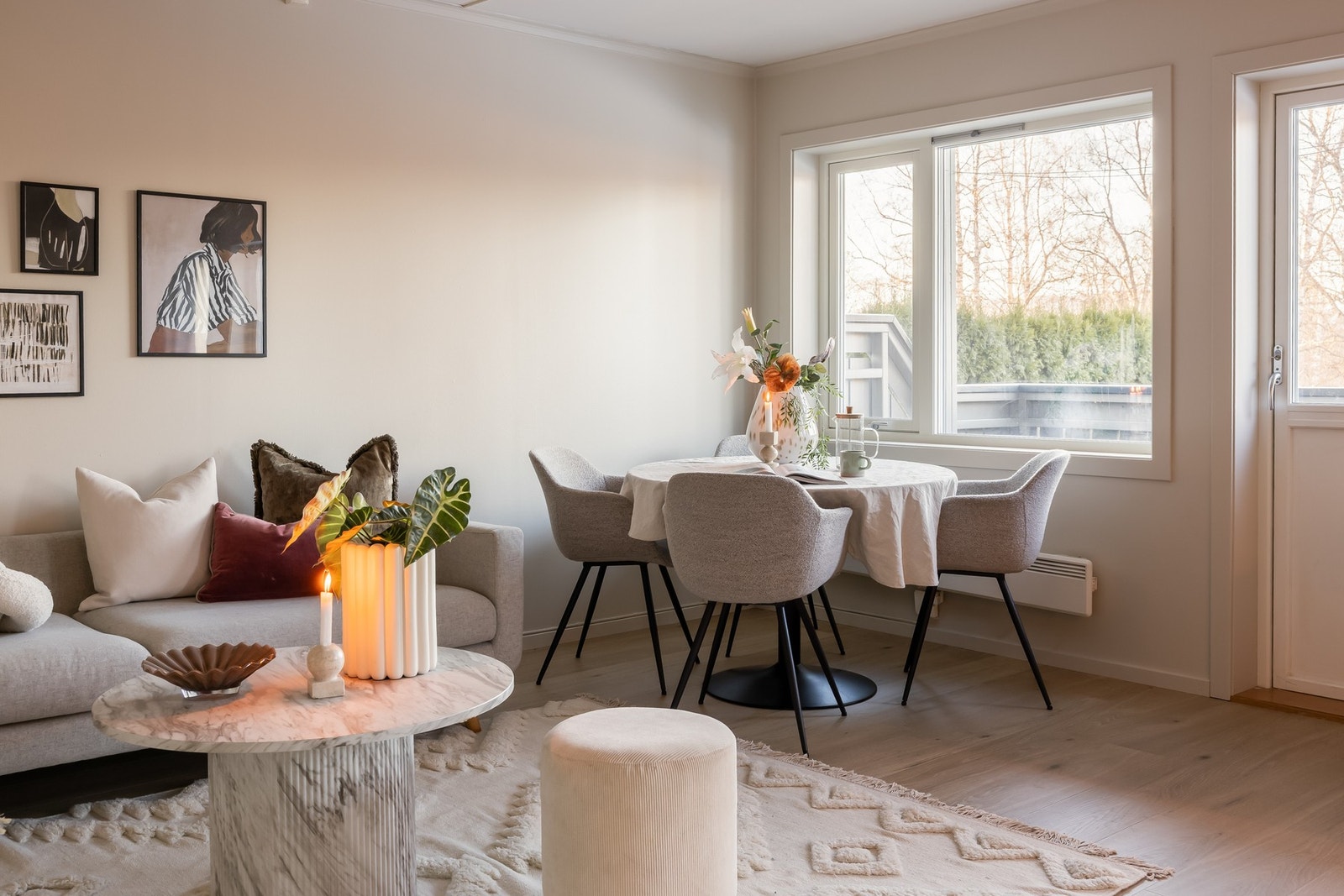 Vinduer med 3-lags glass byttet i 2019 med rikelig innlys i stue og kjøkkenarealet. Galleribilde