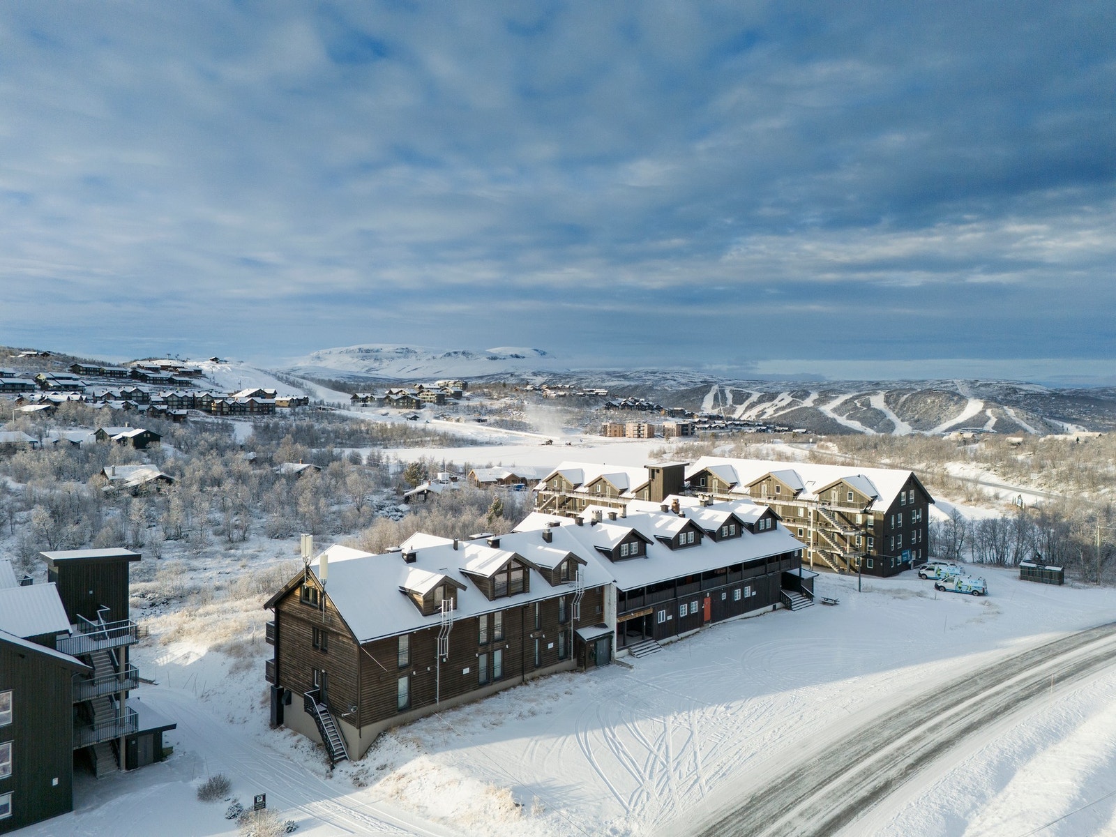 Sameiet disponerer 16 parkeringsplasser, en til hver seksjon pluss gjesteplasser Galleribilde