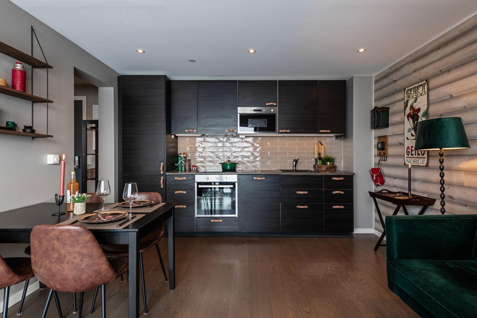 Kjøkkenet har godt med benkeplass og skap Galleribilde