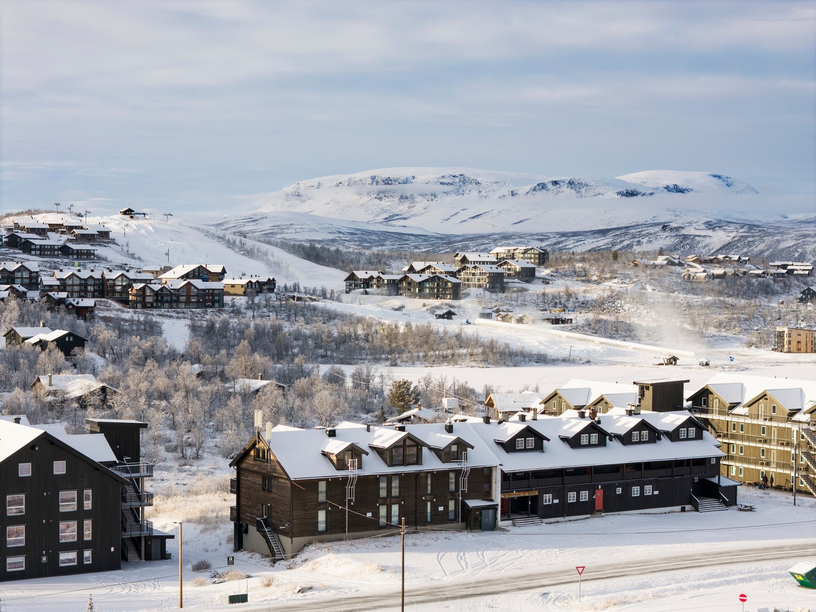 Eiendomsmelger Jannike Seljevoll Herleiksplass har gleden av å ønske velkommen til Kikut Toppen (Foto: Terje Bjørnsen) Galleribilde