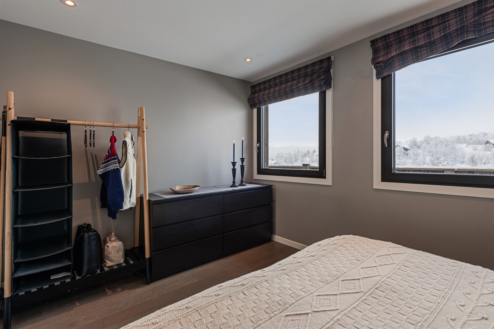 Godt med plass til oppbevaringsløsninger på soverommet Galleribilde