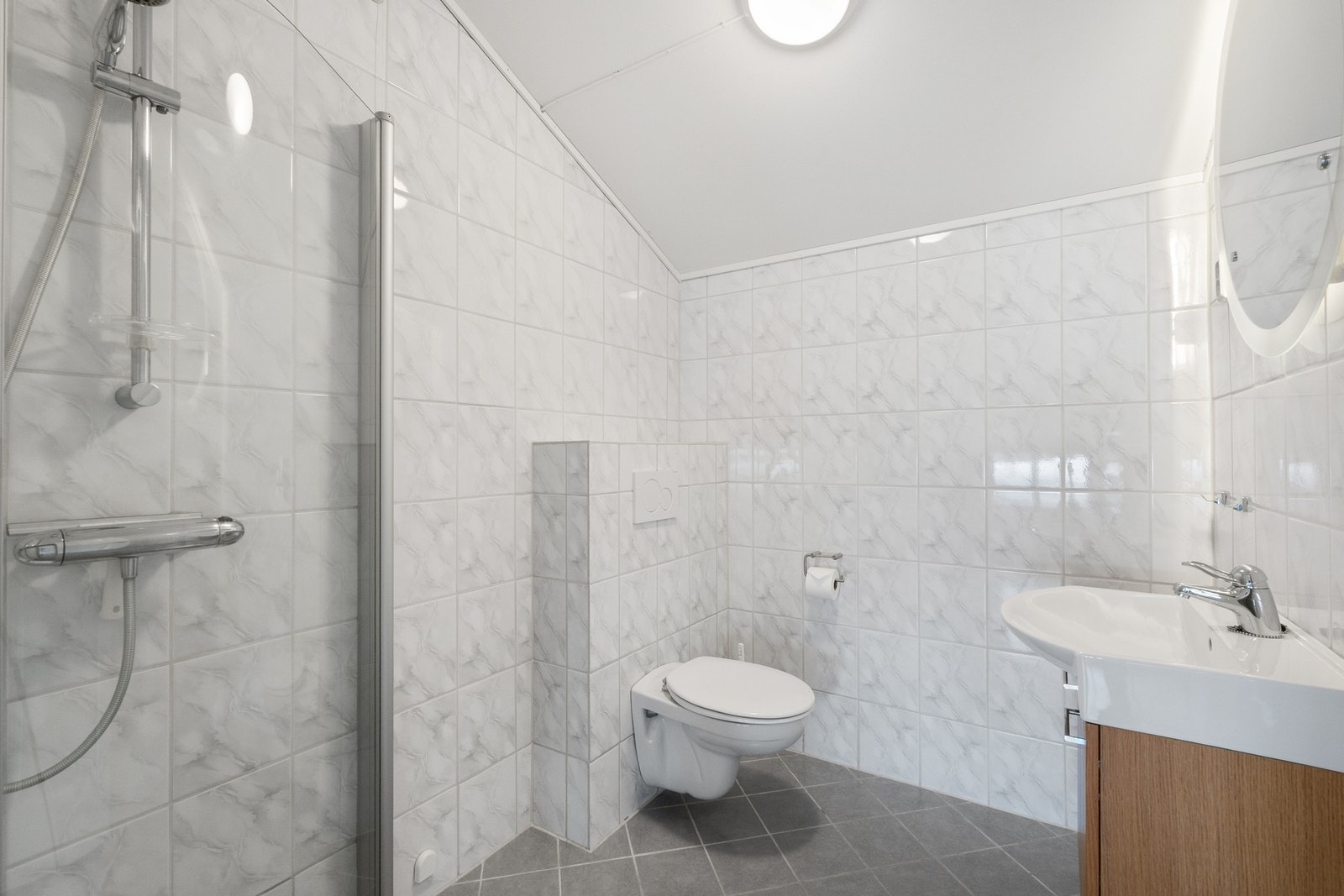 Badet i andre etasje står i lik stil som de nede med dusj, toalett og servant Galleribilde