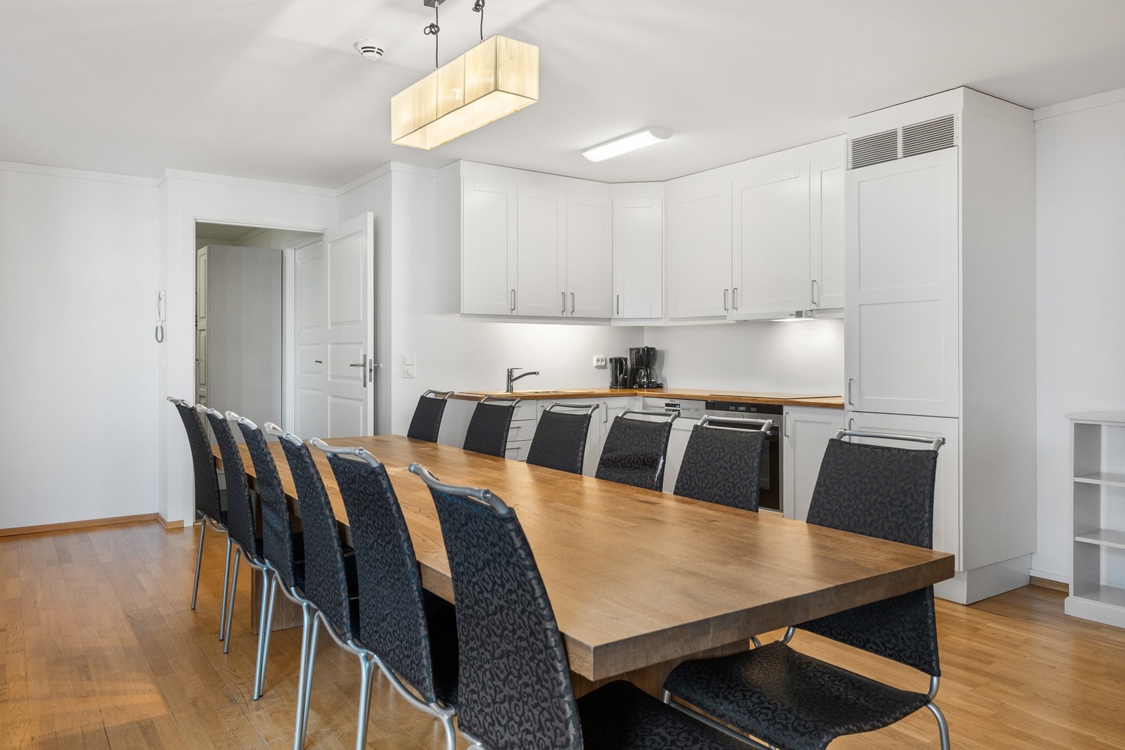 I første etasje er det en luftig åpen stue og kjøkkenløsning. Det er i dag innredet med et større langbord, men også god plass sofa og salong møblement. Galleribilde