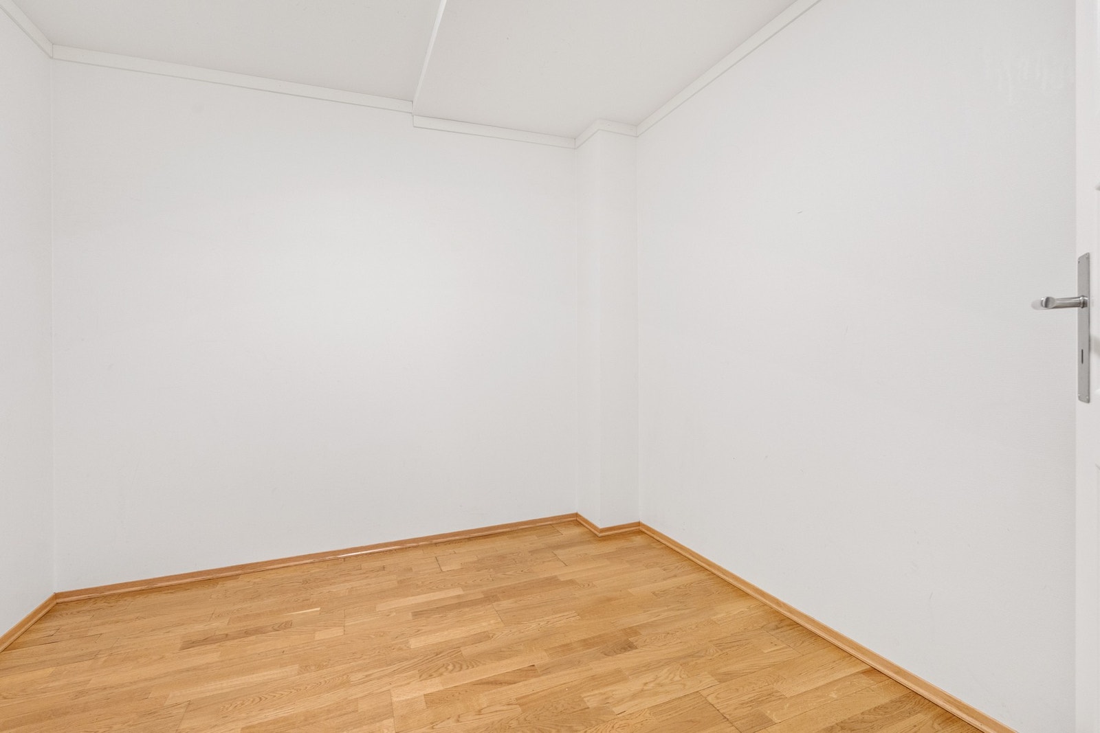 ed entrèen er det et stort og meget praktisk garderobe rom. Rommet legger opp til rikelig med garderobe og lagringsplass. Galleribilde