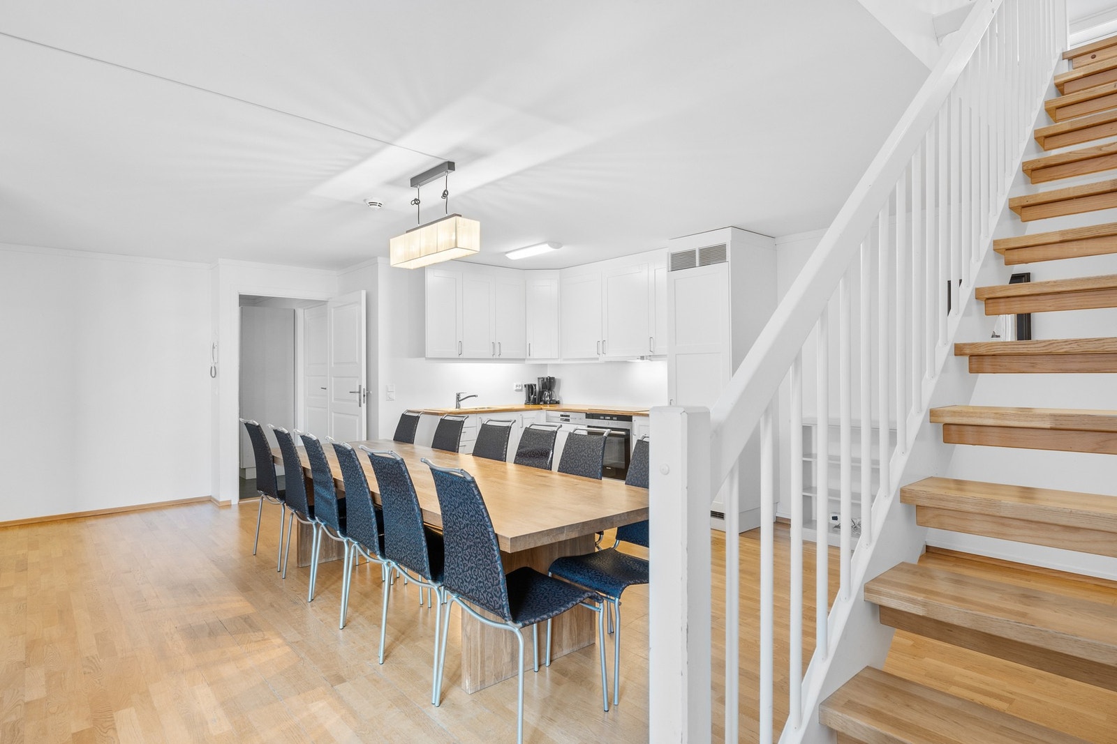 Fra stuen er det trapp opp til andre etasje Galleribilde