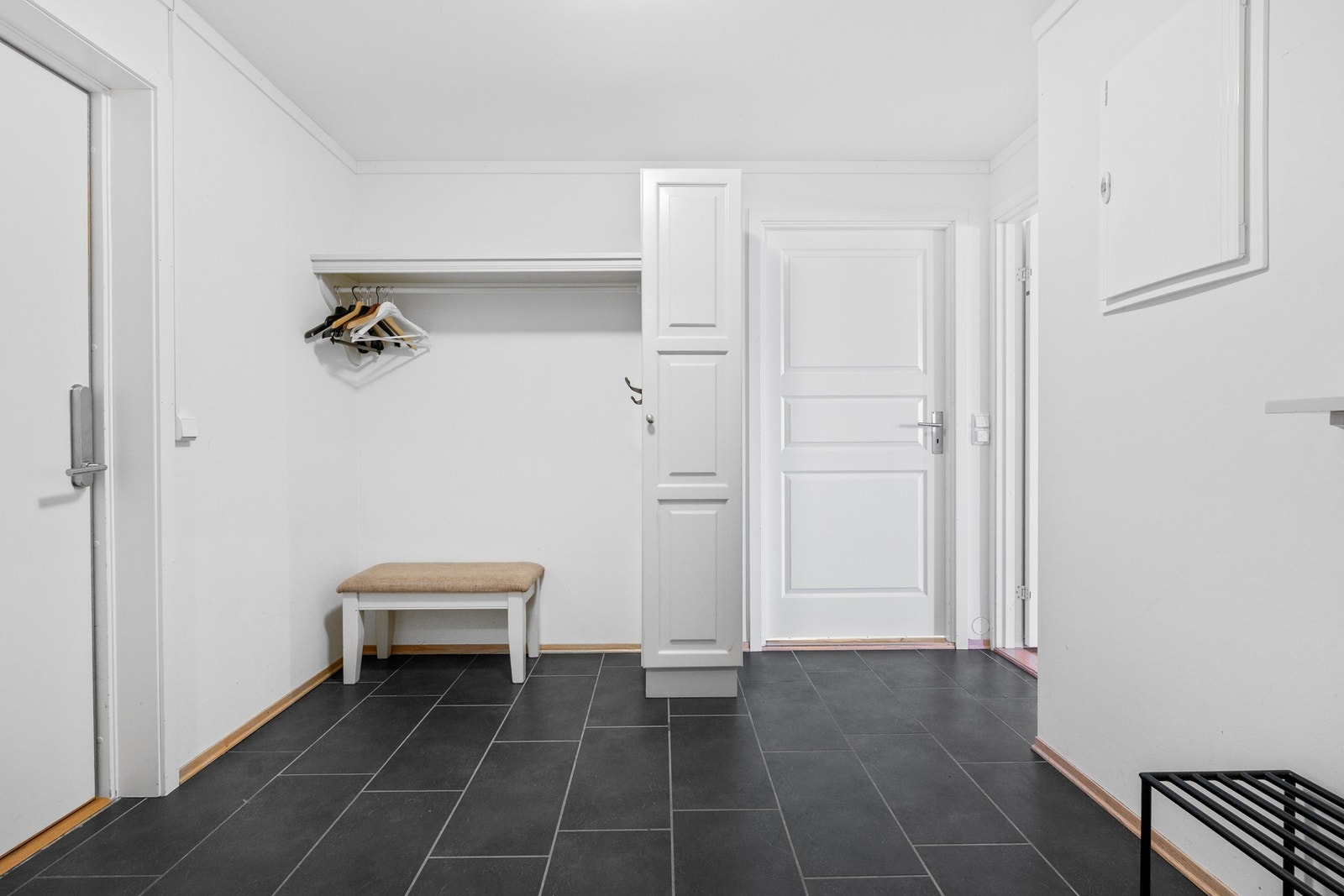 Entréen er lys, innbydende og romslig Galleribilde