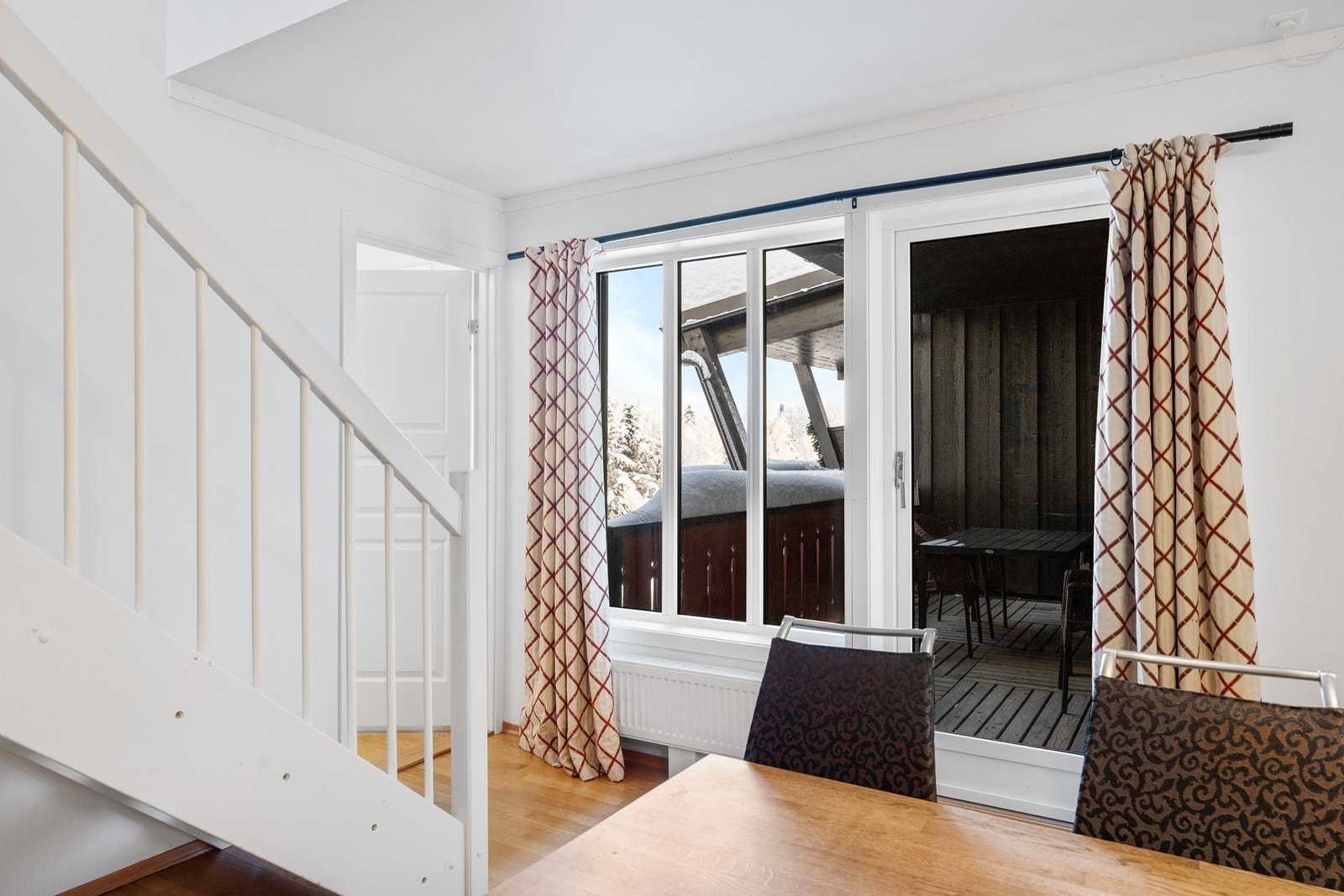 Fra stuen er det utgang til leilighetens balkong på ca. 12 kvm Galleribilde