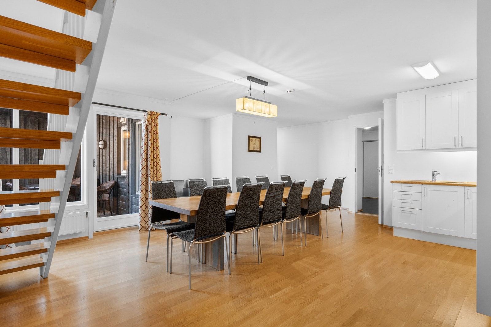 Leilighetens to etasjer byr på flotte muligheter for flere ulike oppholdssoner, perfekt for storfamilien. Galleribilde