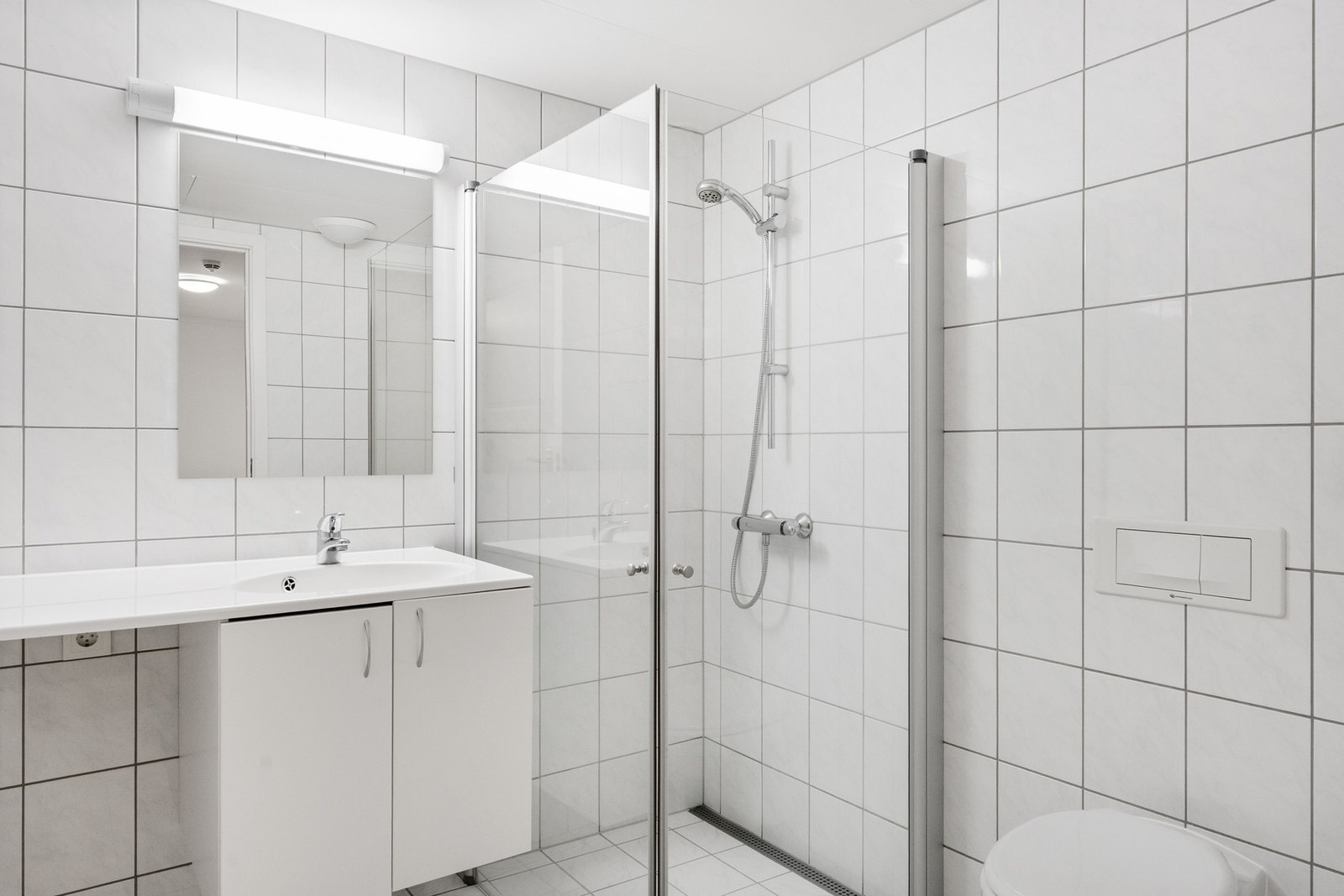 I første etasje er det to bad, det ene med adkomst fra entréen og den andre i tilknyttning til hovedsoverommet Galleribilde