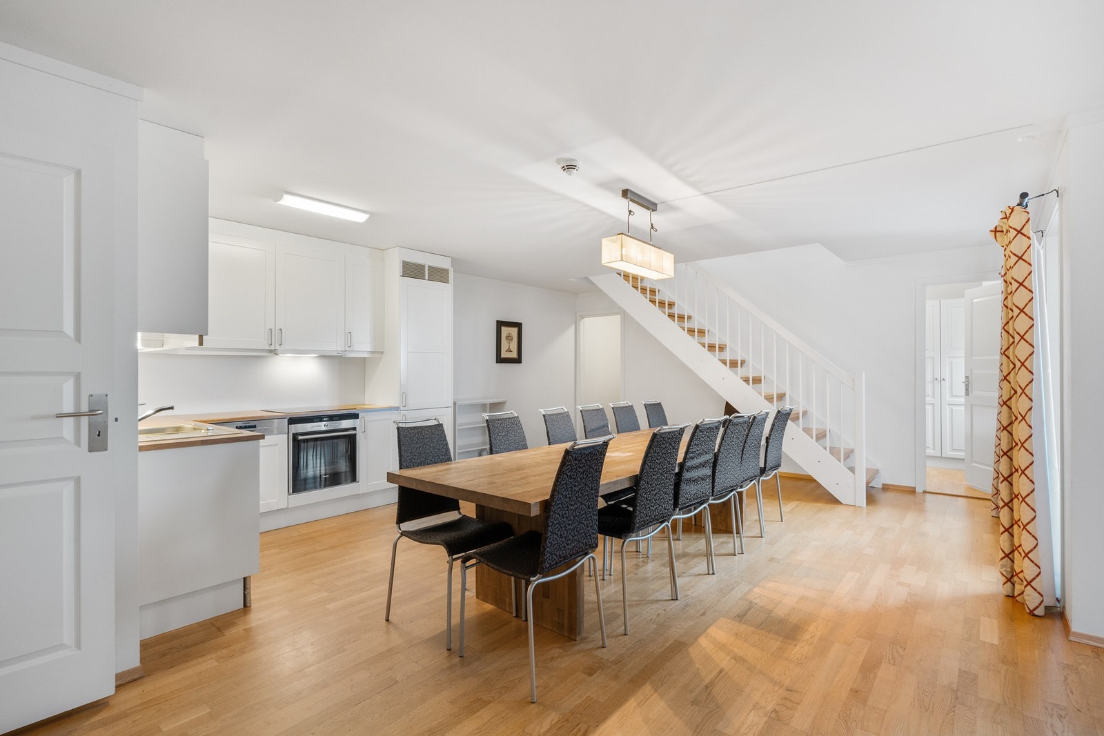 Leiligheten byr på 5 soverom, alkove, 3 bad, åpen stue/ kjøkken, stue i andre etasje og balkong Galleribilde