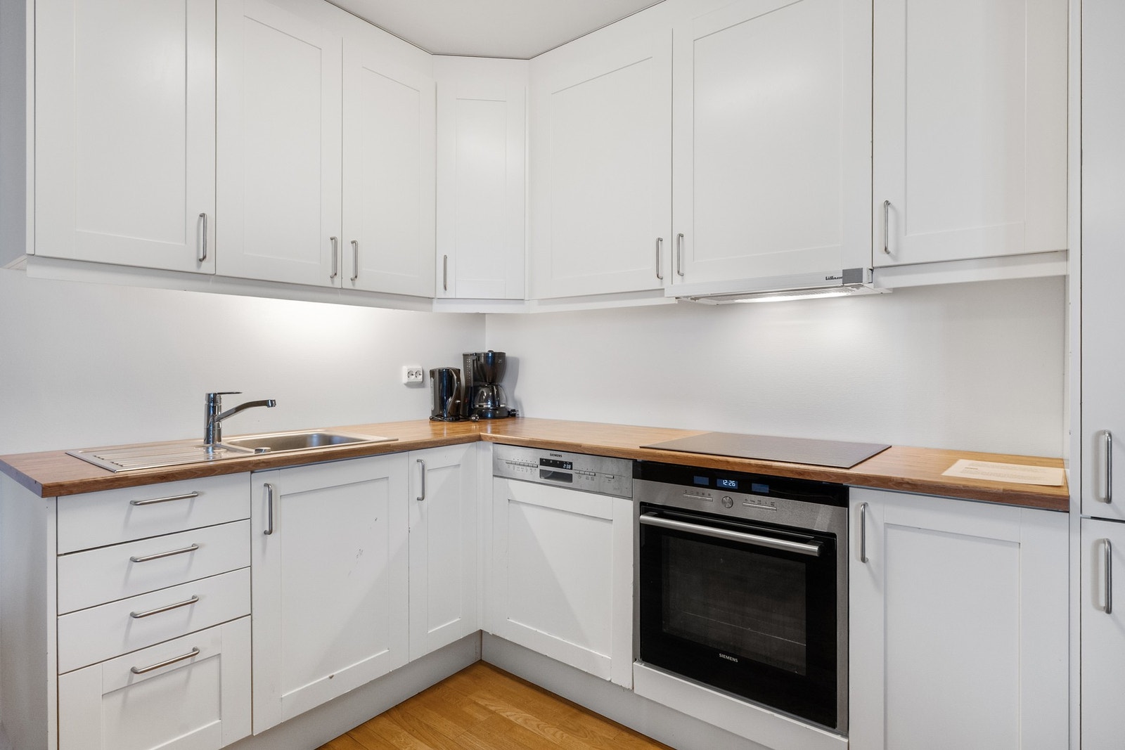 Leilighetens kjøkken ligger i åpen løsning med spisestuen. Galleribilde