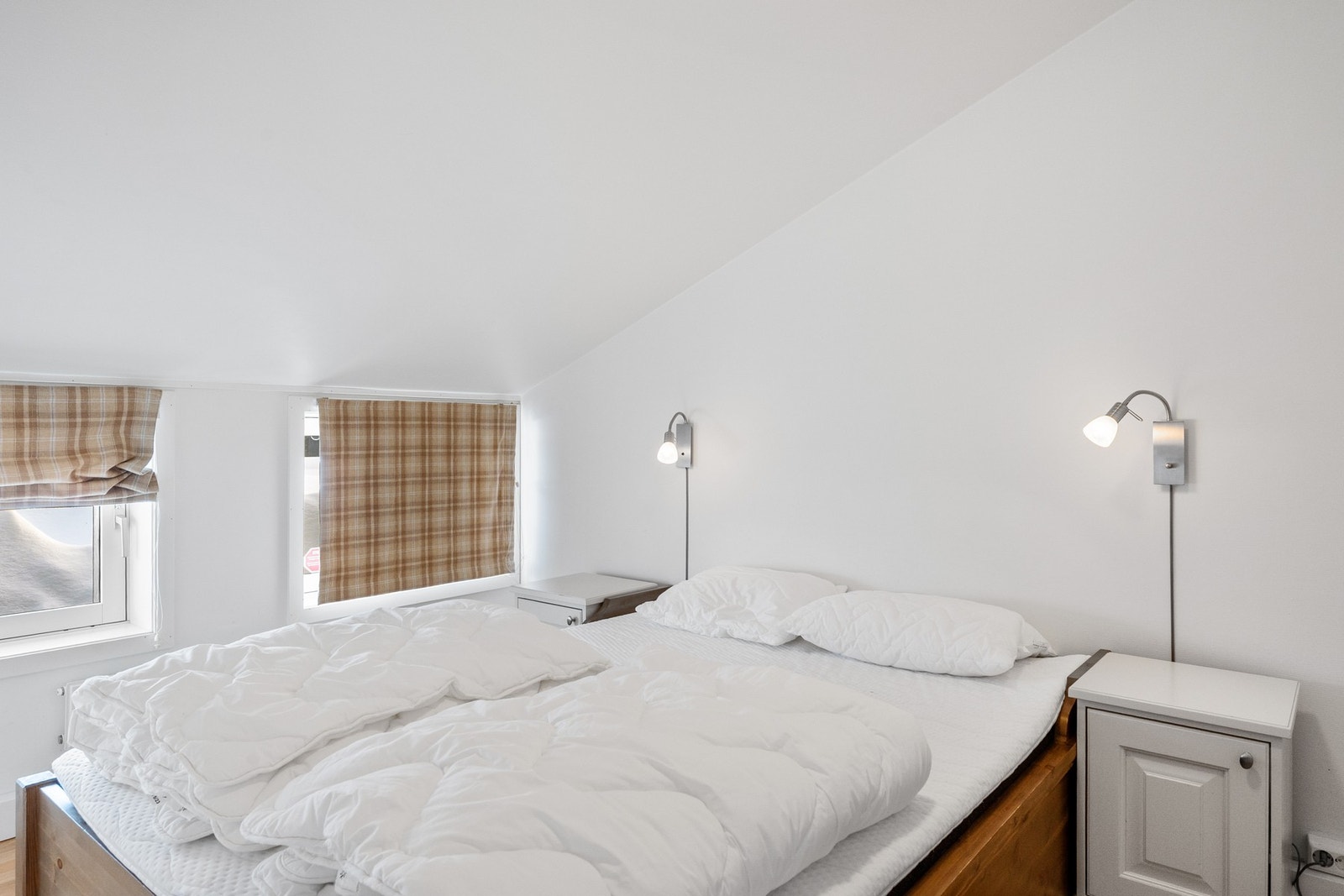 Her også er det plass dobbelt seng og nattbord Galleribilde