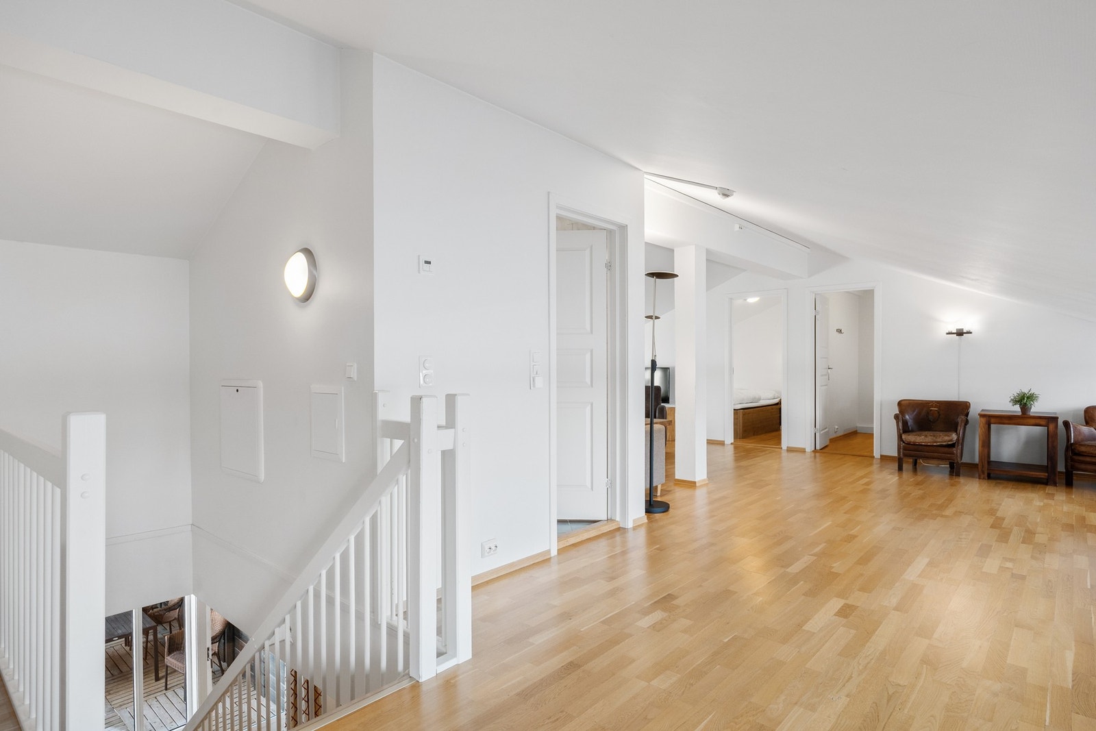 Leilighetens andre etasje består av 2 soverom, et bad og en stor stue Galleribilde