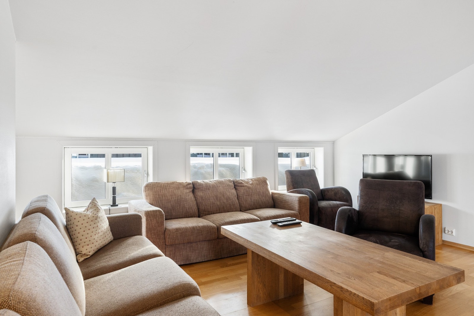 Stuen har god plass til stor sofa og tilhørende møblement Galleribilde