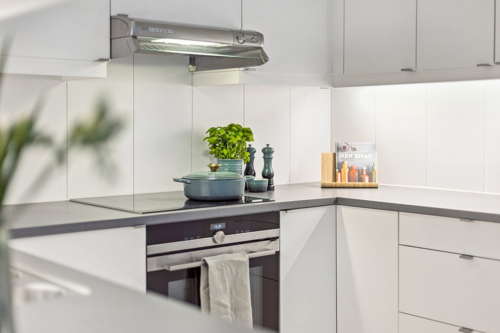 God belysning over benkeplatene gir både funksjonelt arbeidslys og en behagelig helhet på kjøkkenet. Galleribilde