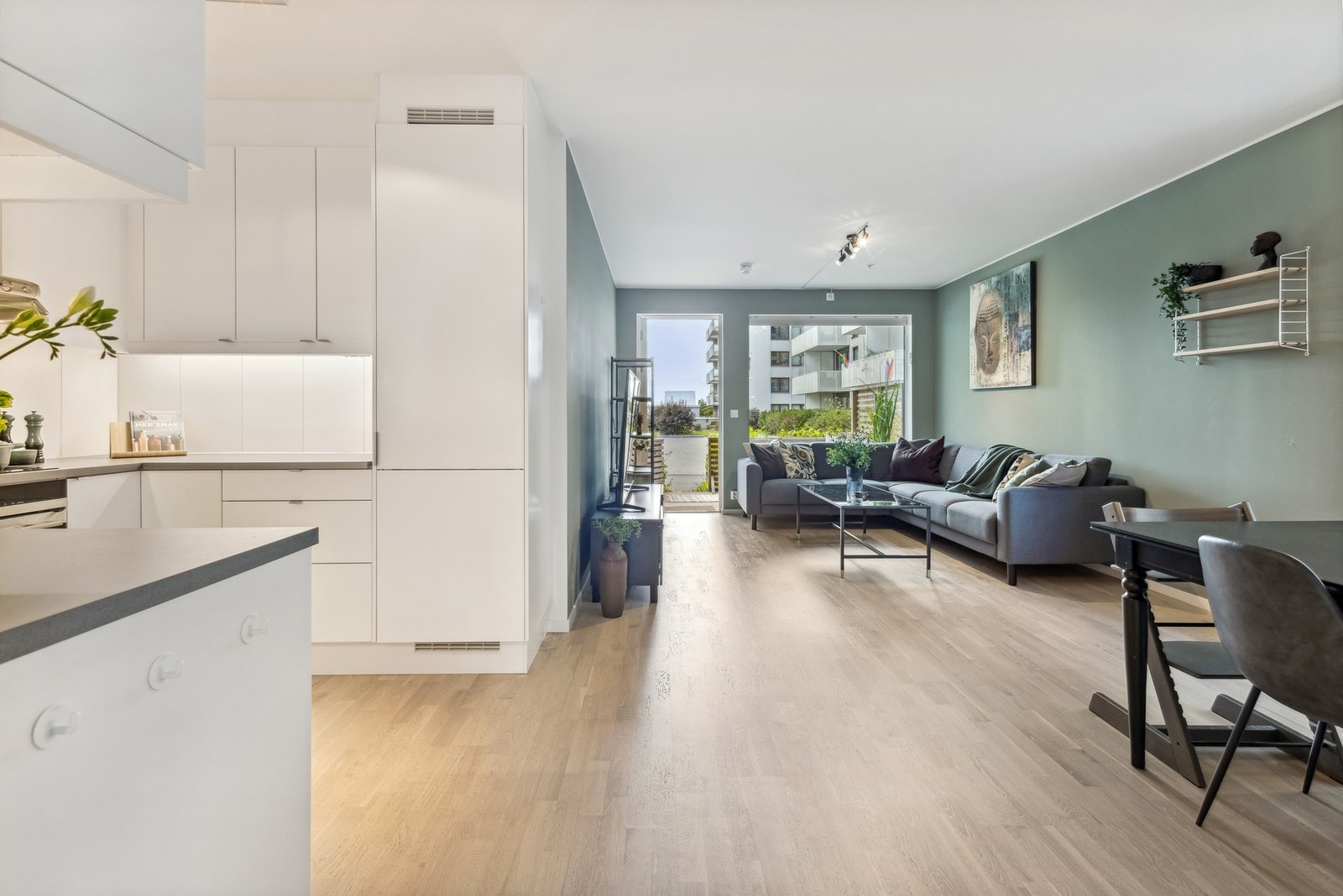 Noe av det du kan vente deg er en lys stue m/spiseplass og utgang til herlig terrasse. Galleribilde