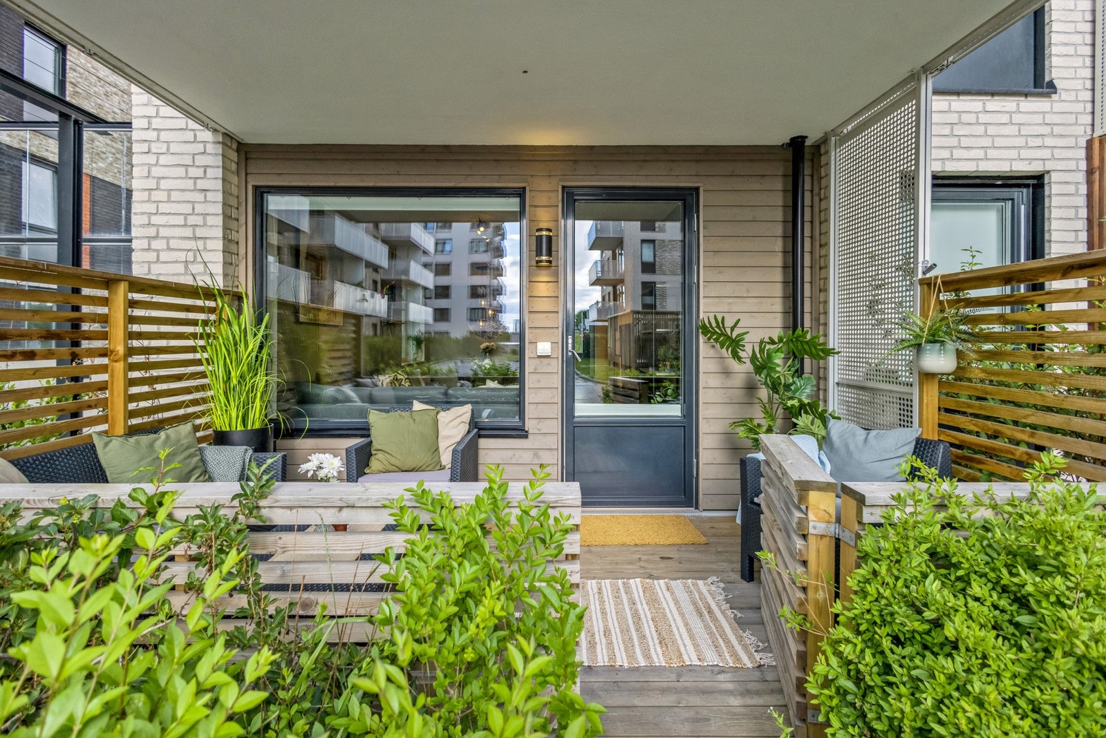 Et trivelig uteområde med utgang til intern vei og gode muligheter for grill, utemøbler og beplantning. Stikkontakt og utvendig belysning er montert. Galleribilde