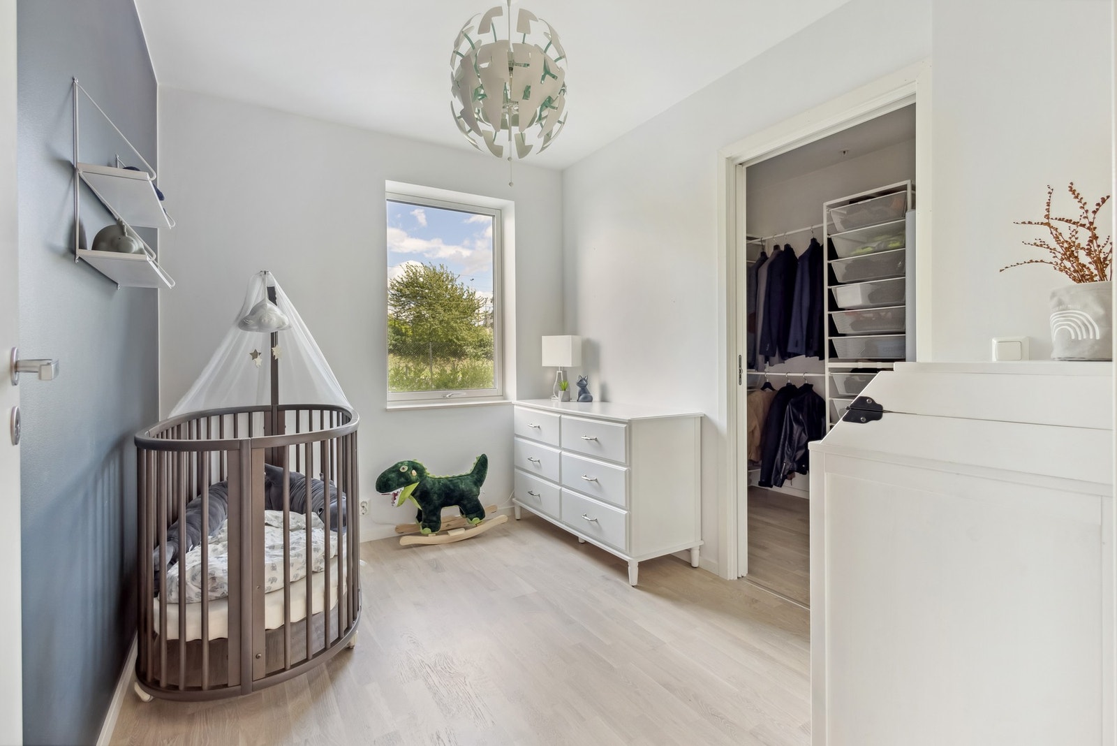 Soverom 2 har en egen walk-in som gir romslig og praktisk oppbevaring av klær. Galleribilde