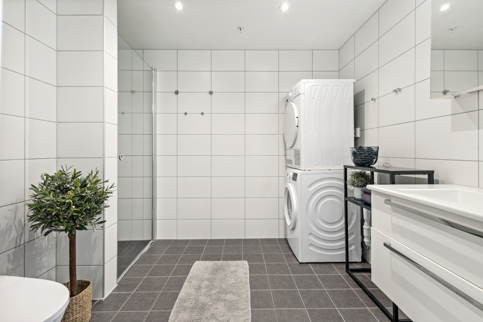 Badet er av god størrelse og har egen dusjnisje samt opplegg for både vaskemaskin og tørketrommel. Galleribilde