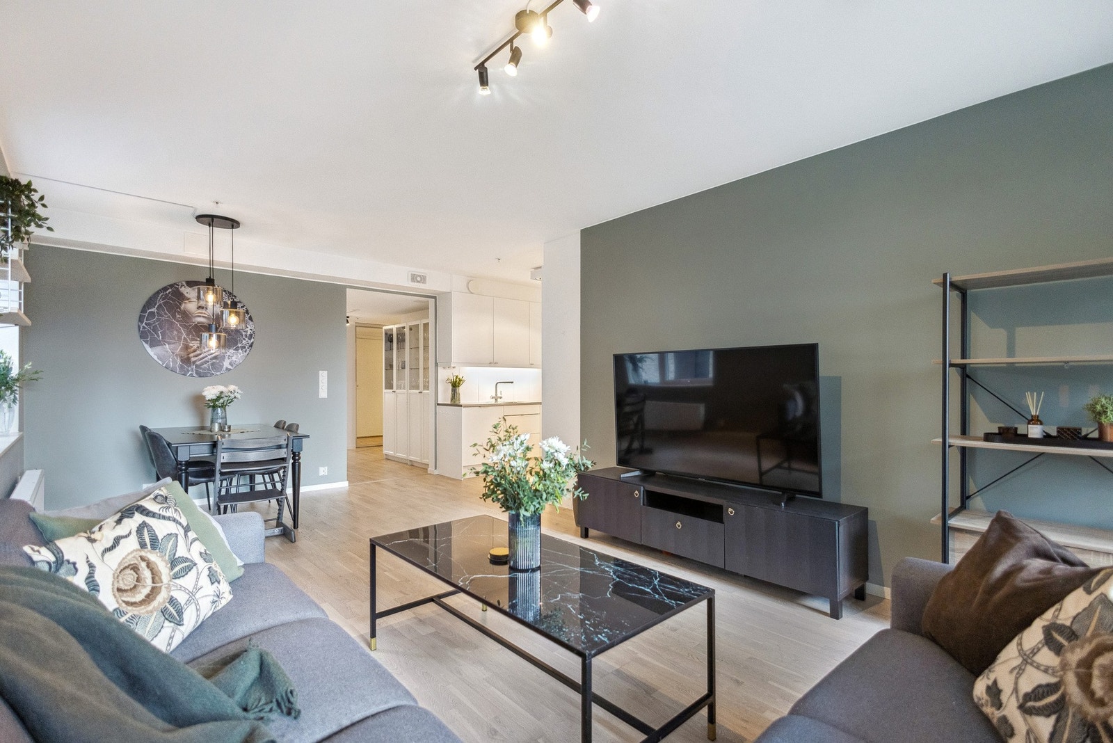 Internett og TV dekkes av felleskostnadene, og sameiet har en kollektiv avtale med Telenor. Galleribilde