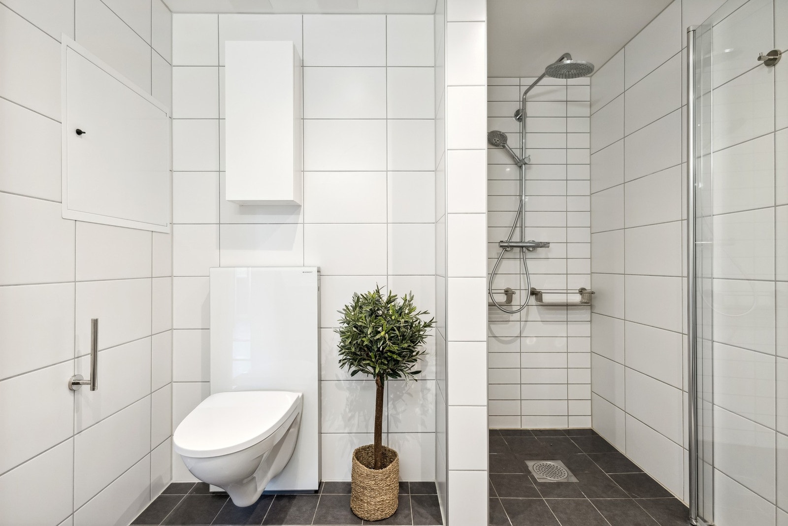 Praktisk dusjhjørne med svingdør og regnfallsdusj, montert i 2020. Galleribilde