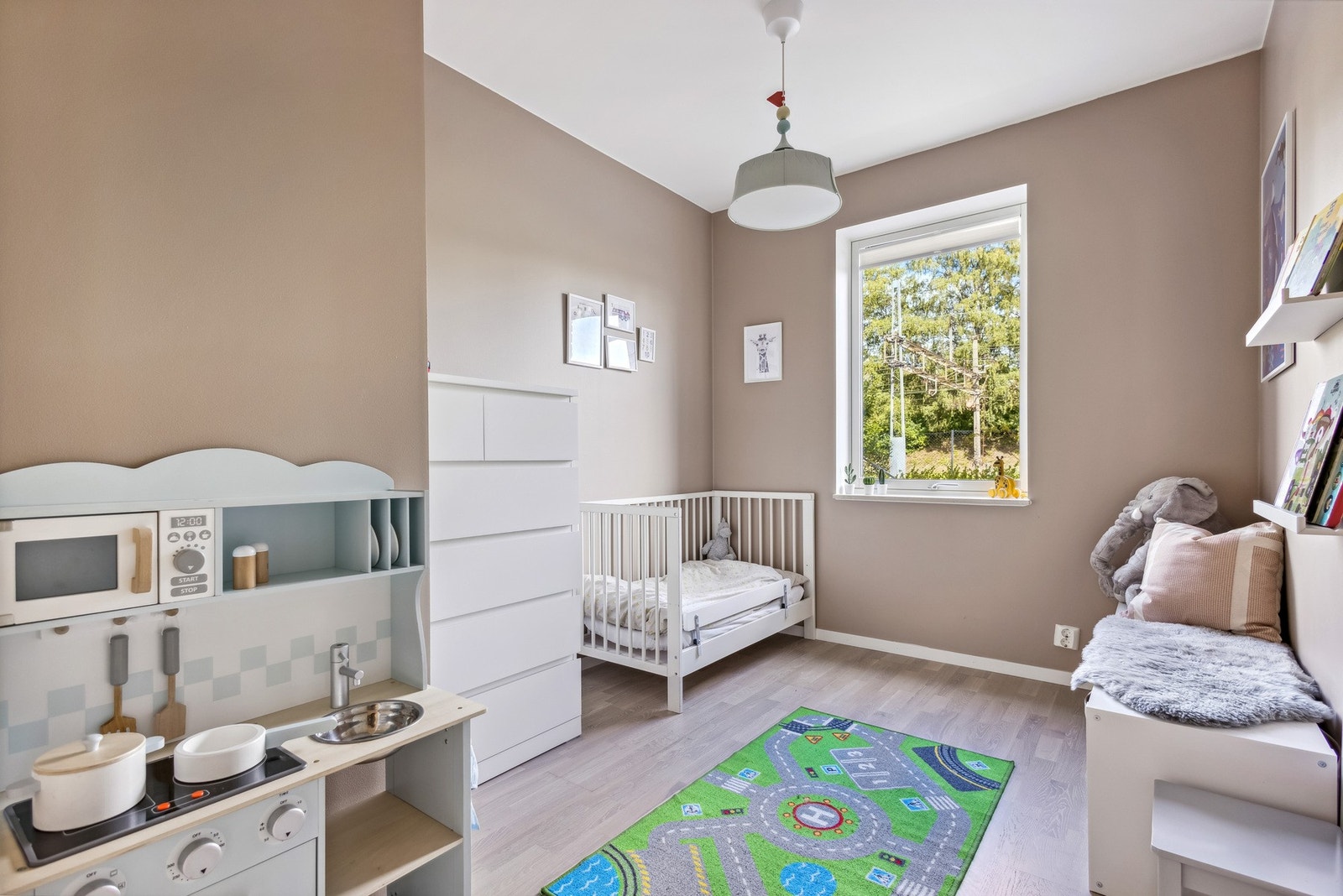 Soverom 3 er malt i tidsriktige og behagelige farger og brukes i dag som barnerom. Rommet passer også fint som hjemmekontor eller gjesterom. Galleribilde