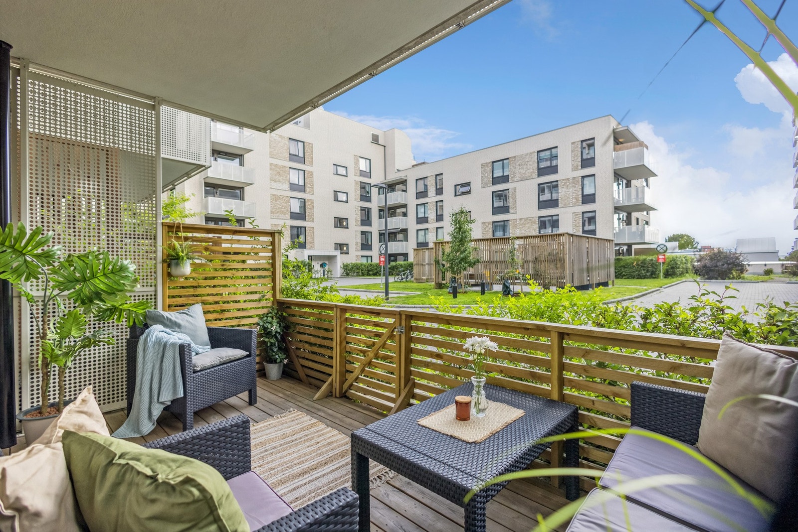 Den solrike og vestvendte terrassen på ca 8 kvm er perfekt for late sommerdager! Galleribilde