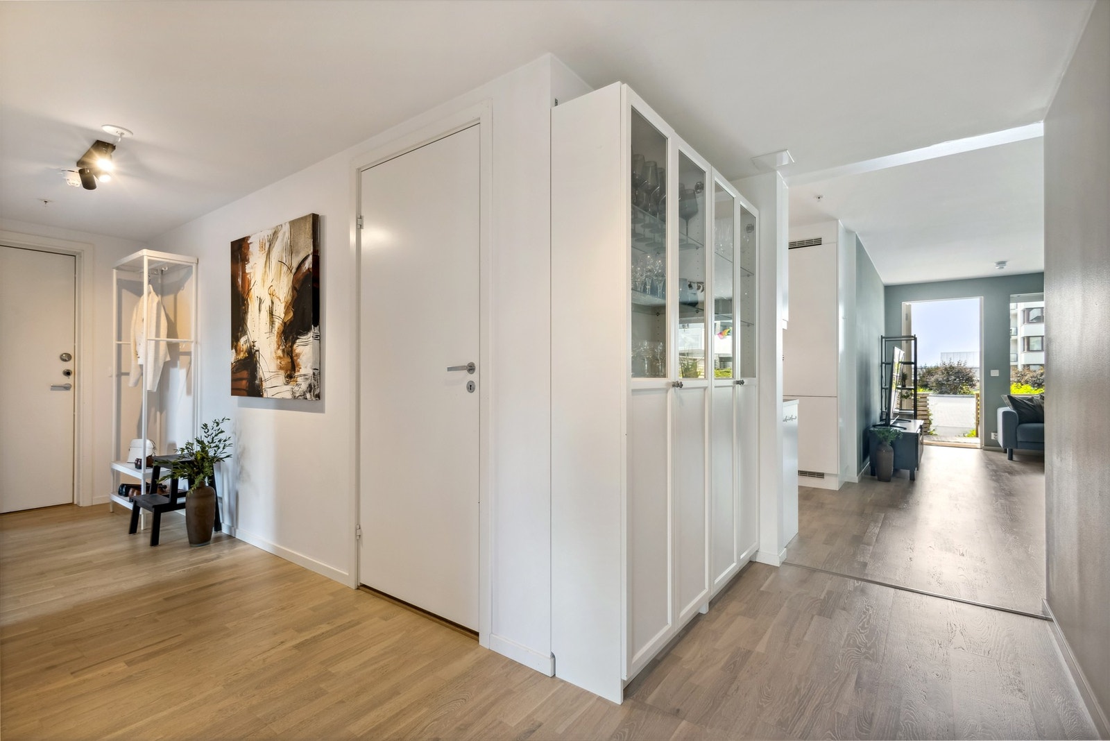 Boligen varmes opp av radiatorer tilknyttet felles varmeanlegg. Galleribilde