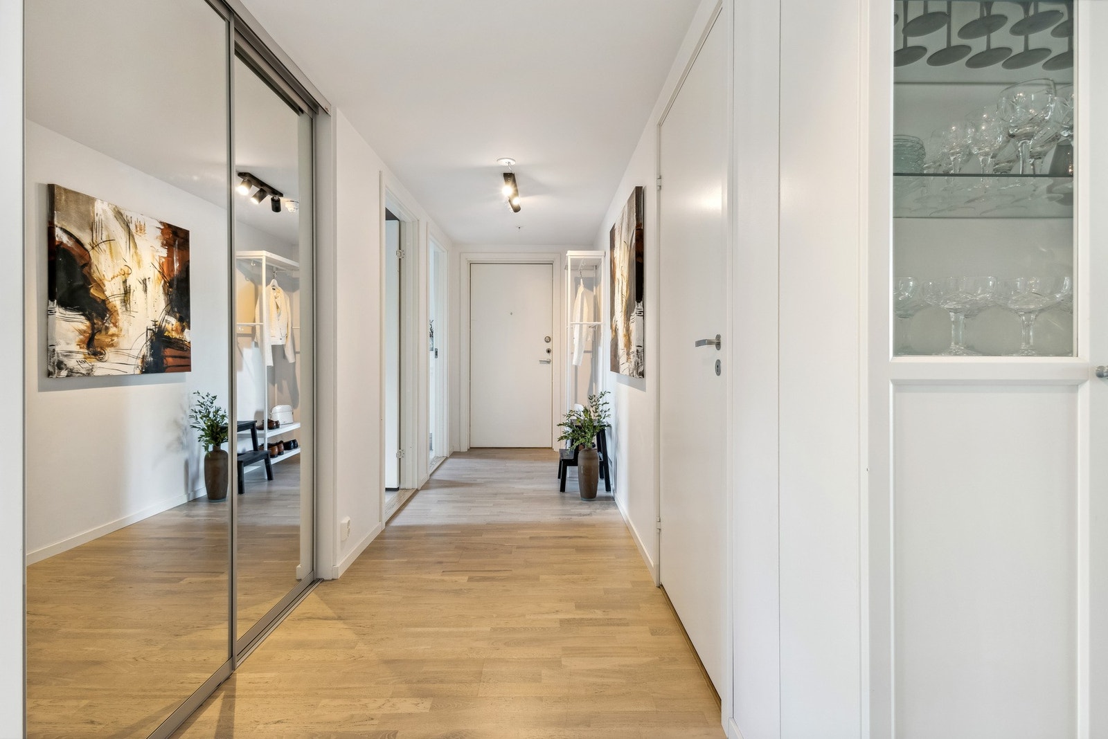 Velkommen inn! Entréen har godt med oppbevaring i skyvedørsgarderobe med speil og oppleves lys og romslig. Galleribilde