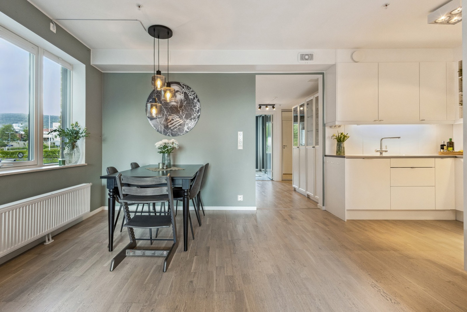 Utformingen av boligen gir en naturlig plassering for spisebord og et hyggelig samlingspunkt i rommet. Galleribilde