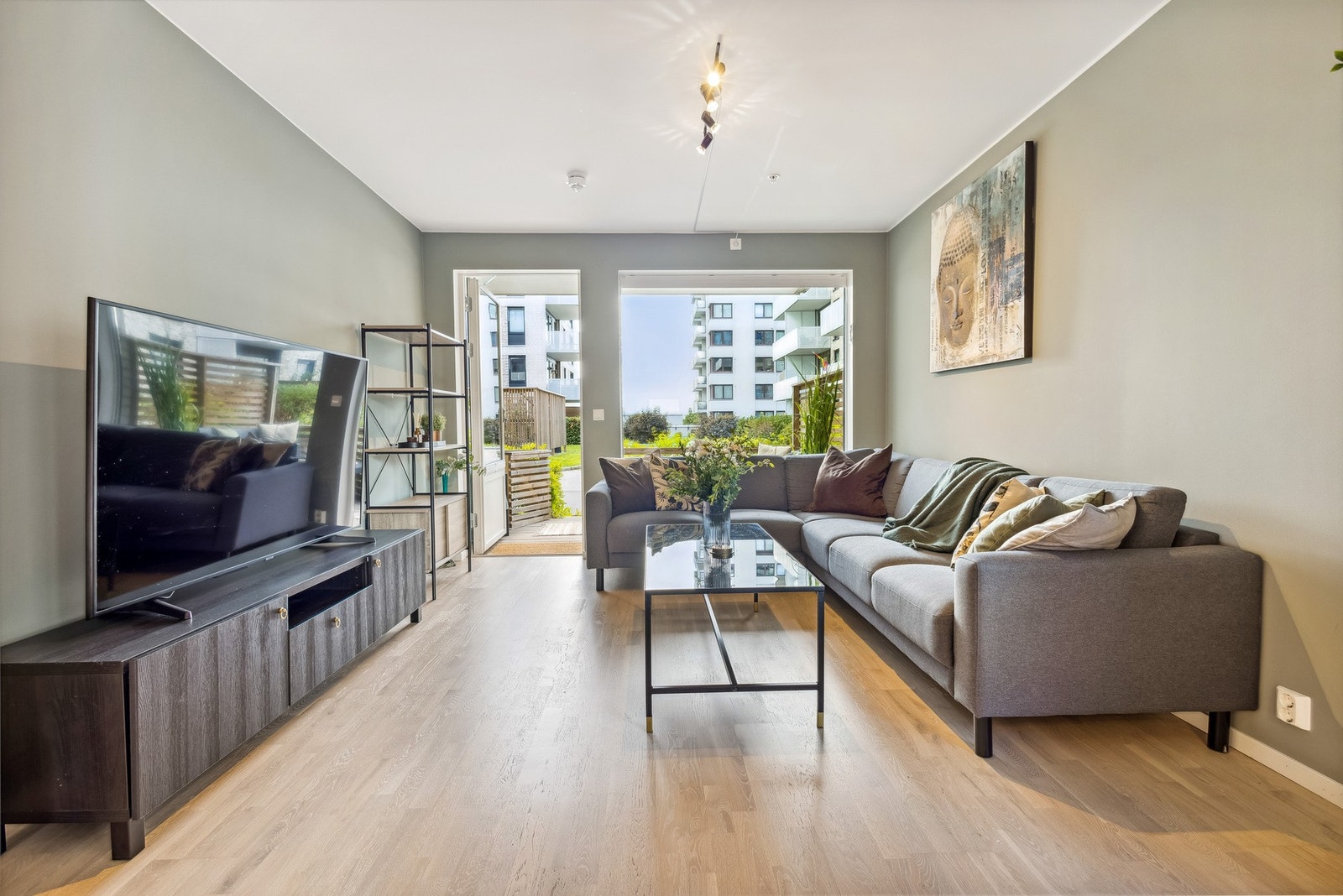 De store vinduene slipper inn rikelig med naturlig lys. Galleribilde