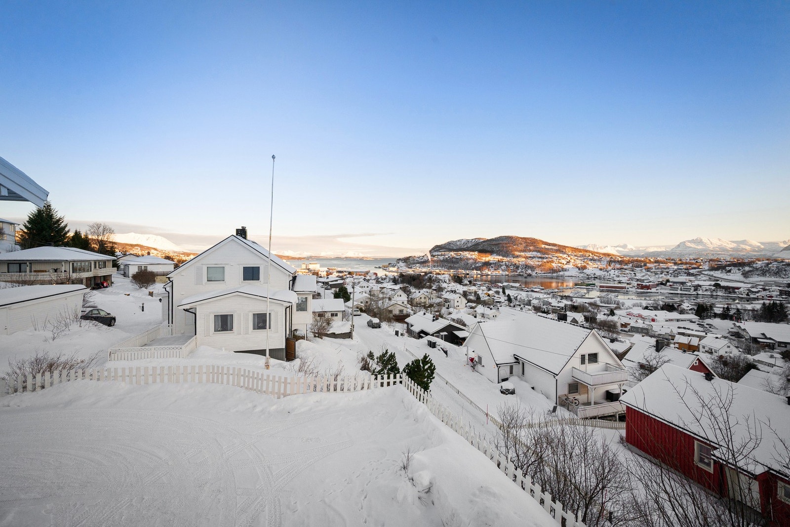 Boligen har en sentral beliggenhet med kort vei til dagligvarebutikker, skole, barnehage og idrettsanlegg Galleribilde